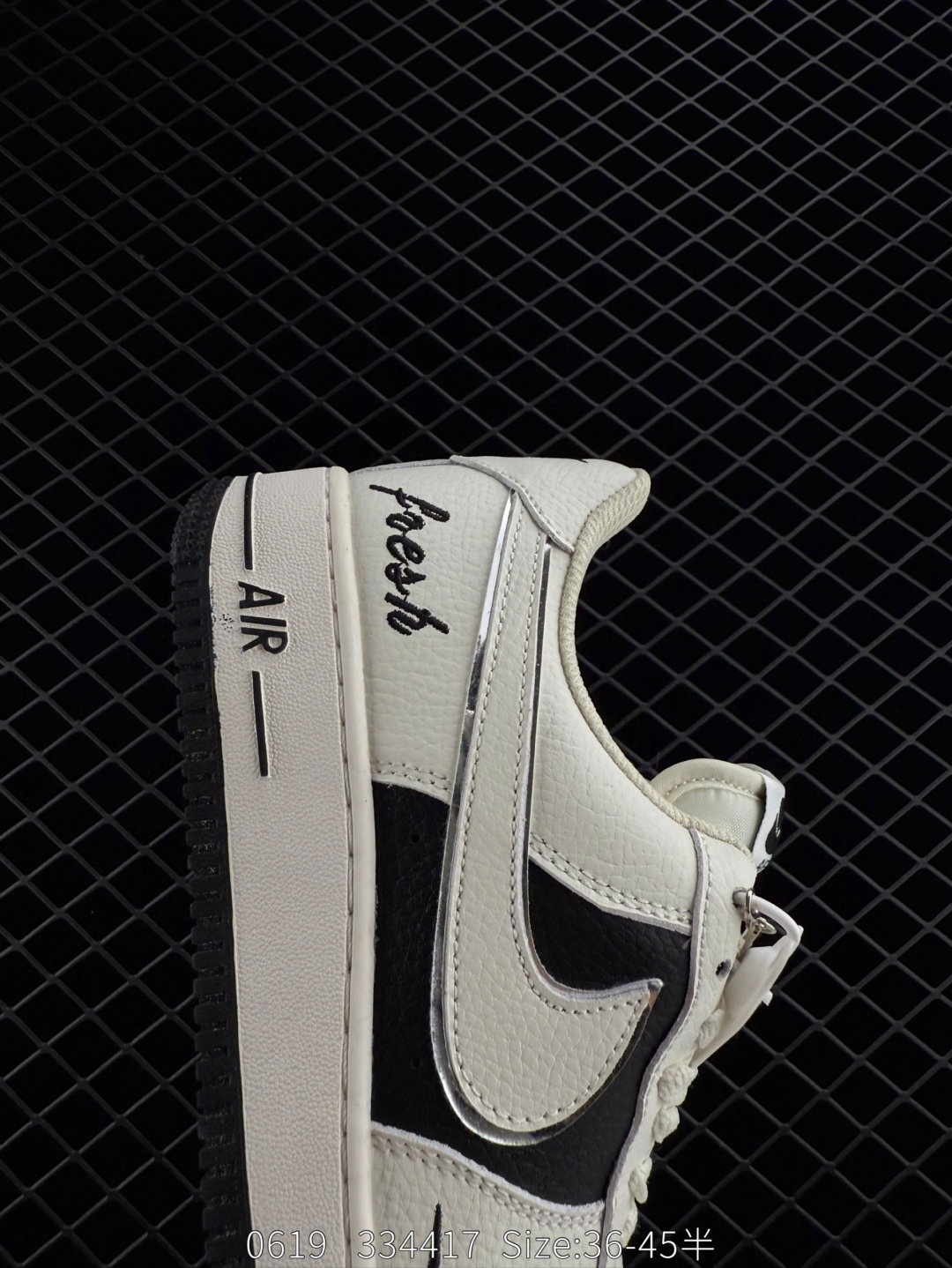 💰145
耐克Nike Air Force 1 Low  空军一号低帮百搭休闲运动板鞋。柔软、弹性十足的缓震性能和出色的中底设计，横跨复古与现代的外型结合，造就出风靡全球三十多年的Force 1。
货号：BM1996 033
尺码：36 36.5 37.5 38 38.5 39 40 40.5 41 42 42.5 43 44 45 
编码：334417