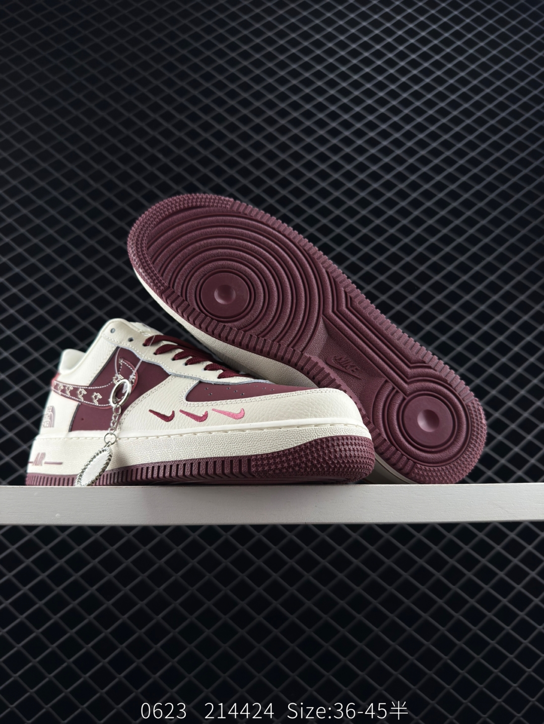 💰220
耐克Nike Air Force 1 Low 空军一号低帮百搭休闲运动板鞋 柔软、弹性十足的缓震性能和出色的中底设计，横跨复古与现代的外型结合，造就出风靡全球三十多年的Force 1，直到今天还深受青睐
货号：KK1988 011
尺码：36 36.10 37.5 38 38.5 39 40 40.5 41 42 42.5 43 44 45 
编码：214424