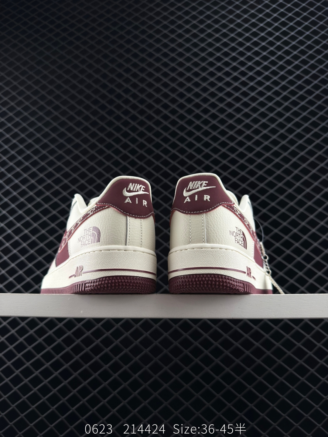 💰220
耐克Nike Air Force 1 Low 空军一号低帮百搭休闲运动板鞋 柔软、弹性十足的缓震性能和出色的中底设计，横跨复古与现代的外型结合，造就出风靡全球三十多年的Force 1，直到今天还深受青睐
货号：KK1988 011
尺码：36 36.10 37.5 38 38.5 39 40 40.5 41 42 42.5 43 44 45 
编码：214424