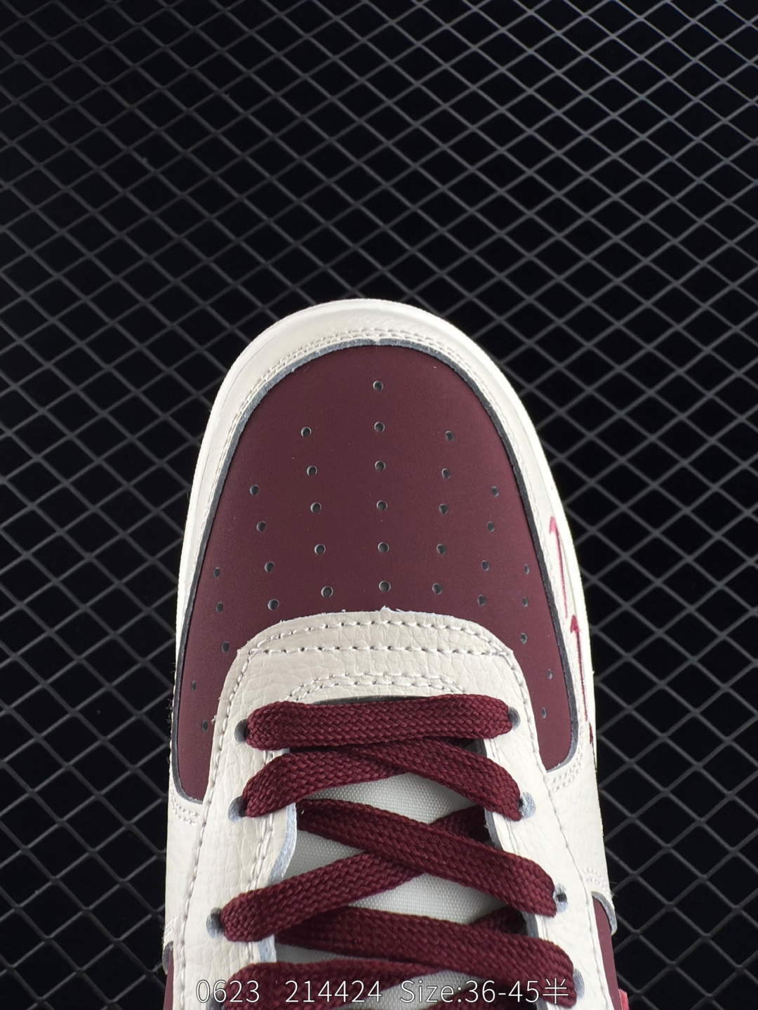 💰220
耐克Nike Air Force 1 Low 空军一号低帮百搭休闲运动板鞋 柔软、弹性十足的缓震性能和出色的中底设计，横跨复古与现代的外型结合，造就出风靡全球三十多年的Force 1，直到今天还深受青睐
货号：KK1988 011
尺码：36 36.10 37.5 38 38.5 39 40 40.5 41 42 42.5 43 44 45 
编码：214424