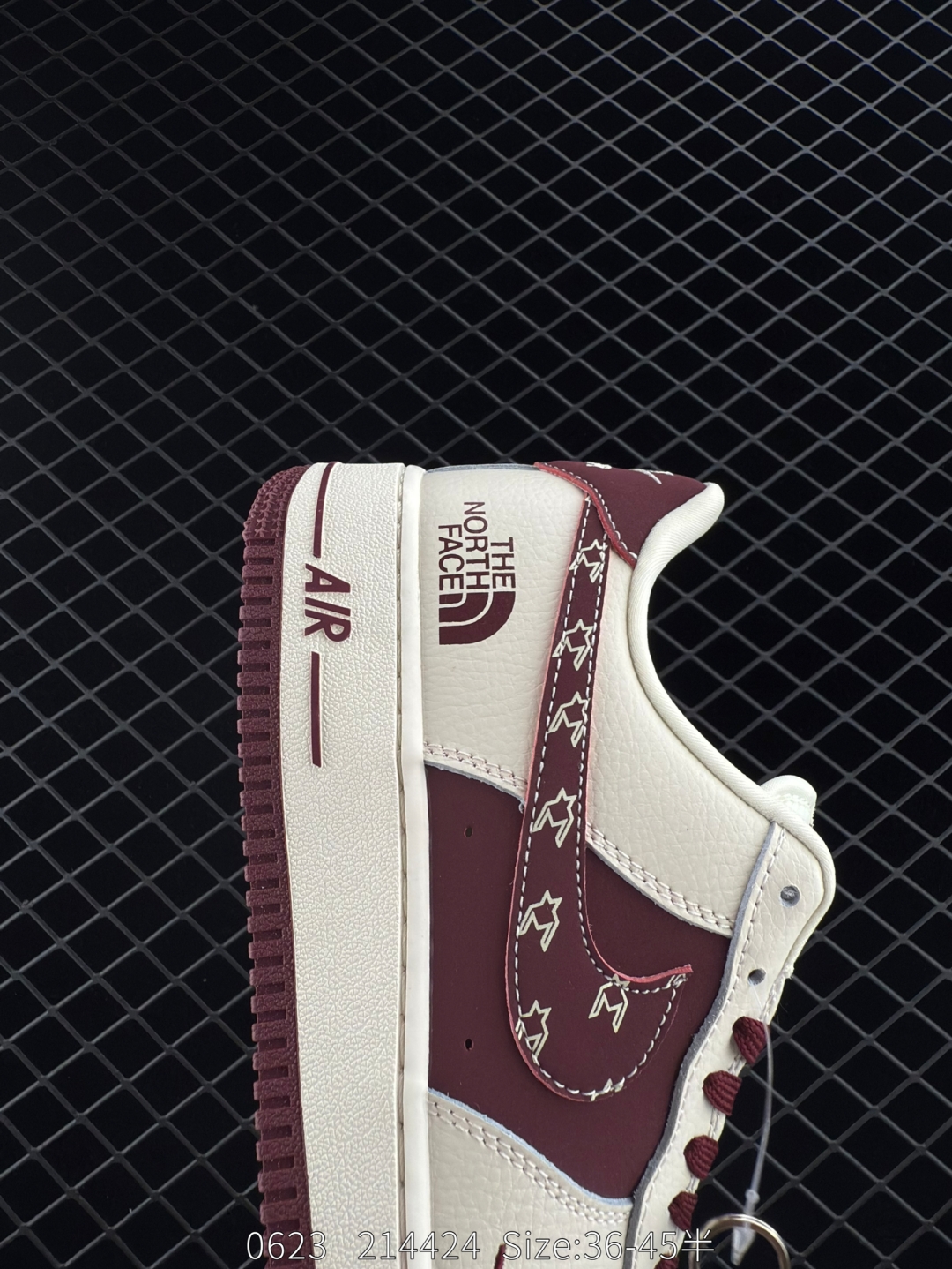 💰220
耐克Nike Air Force 1 Low 空军一号低帮百搭休闲运动板鞋 柔软、弹性十足的缓震性能和出色的中底设计，横跨复古与现代的外型结合，造就出风靡全球三十多年的Force 1，直到今天还深受青睐
货号：KK1988 011
尺码：36 36.10 37.5 38 38.5 39 40 40.5 41 42 42.5 43 44 45 
编码：214424