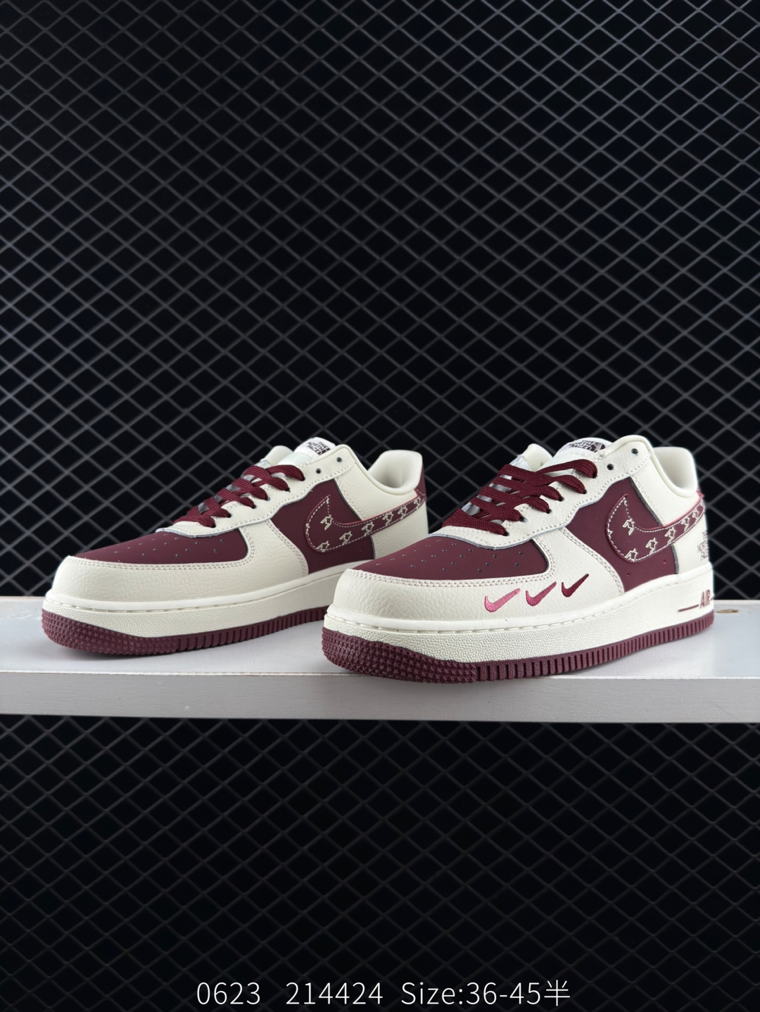 💰220
耐克Nike Air Force 1 Low 空军一号低帮百搭休闲运动板鞋 柔软、弹性十足的缓震性能和出色的中底设计，横跨复古与现代的外型结合，造就出风靡全球三十多年的Force 1，直到今天还深受青睐
货号：KK1988 011
尺码：36 36.10 37.5 38 38.5 39 40 40.5 41 42 42.5 43 44 45 
编码：214424