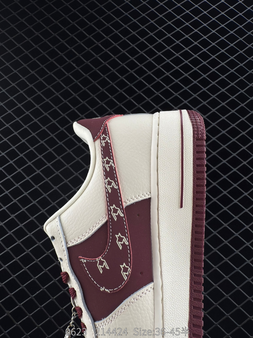 💰220
耐克Nike Air Force 1 Low 空军一号低帮百搭休闲运动板鞋 柔软、弹性十足的缓震性能和出色的中底设计，横跨复古与现代的外型结合，造就出风靡全球三十多年的Force 1，直到今天还深受青睐
货号：KK1988 011
尺码：36 36.10 37.5 38 38.5 39 40 40.5 41 42 42.5 43 44 45 
编码：214424
