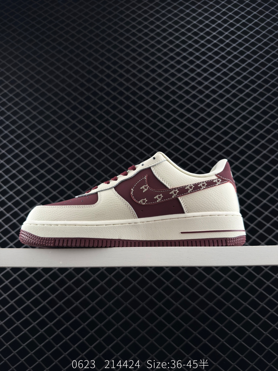 💰220
耐克Nike Air Force 1 Low 空军一号低帮百搭休闲运动板鞋 柔软、弹性十足的缓震性能和出色的中底设计，横跨复古与现代的外型结合，造就出风靡全球三十多年的Force 1，直到今天还深受青睐
货号：KK1988 011
尺码：36 36.10 37.5 38 38.5 39 40 40.5 41 42 42.5 43 44 45 
编码：214424