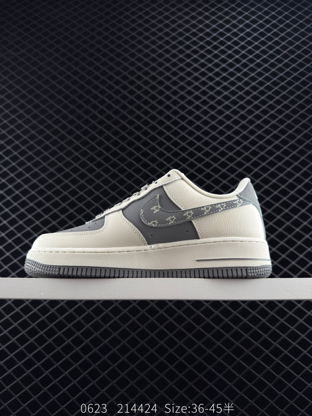 💰220
耐克Nike Air Force 1 Low 空军一号低帮百搭休闲运动板鞋 柔软、弹性十足的缓震性能和出色的中底设计，横跨复古与现代的外型结合，造就出风靡全球三十多年的Force 1，直到今天还深受青睐
货号：KK1988 011
尺码：36 36.10 37.5 38 38.5 39 40 40.5 41 42 42.5 43 44 45 
编码：214424