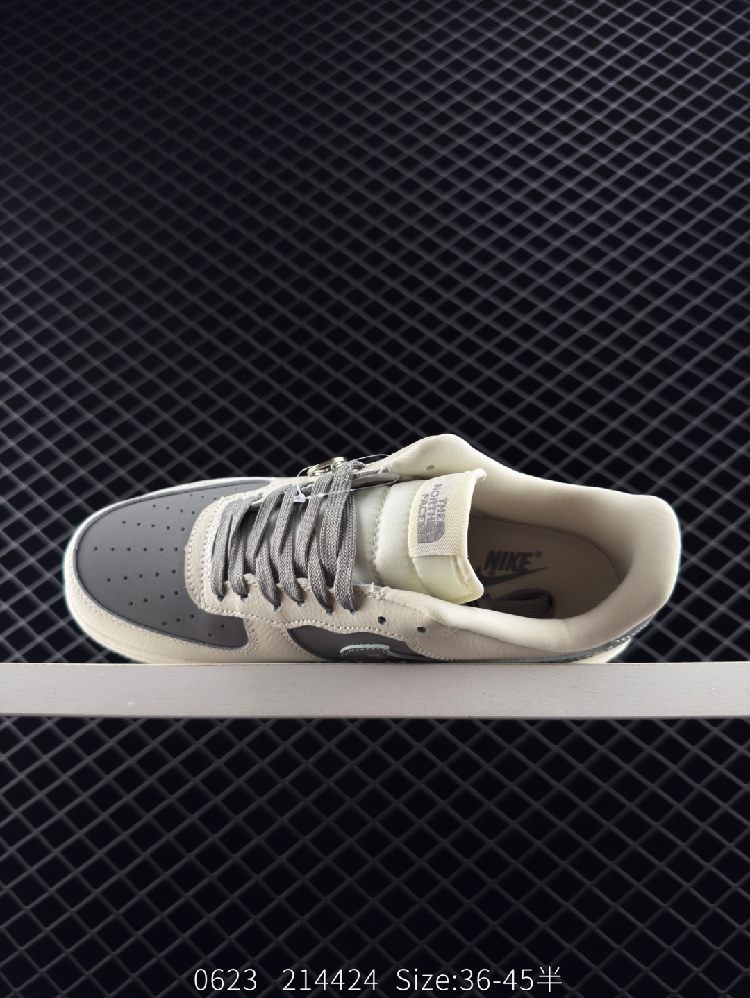 💰220
耐克Nike Air Force 1 Low 空军一号低帮百搭休闲运动板鞋 柔软、弹性十足的缓震性能和出色的中底设计，横跨复古与现代的外型结合，造就出风靡全球三十多年的Force 1，直到今天还深受青睐
货号：KK1988 011
尺码：36 36.10 37.5 38 38.5 39 40 40.5 41 42 42.5 43 44 45 
编码：214424