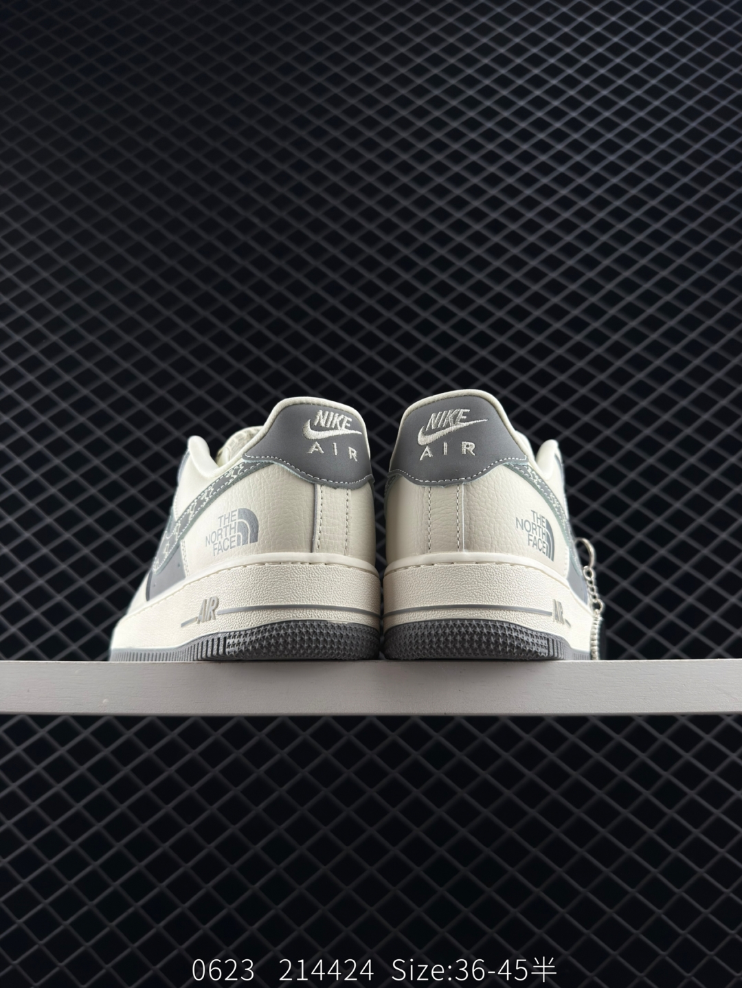 💰220
耐克Nike Air Force 1 Low 空军一号低帮百搭休闲运动板鞋 柔软、弹性十足的缓震性能和出色的中底设计，横跨复古与现代的外型结合，造就出风靡全球三十多年的Force 1，直到今天还深受青睐
货号：KK1988 011
尺码：36 36.10 37.5 38 38.5 39 40 40.5 41 42 42.5 43 44 45 
编码：214424