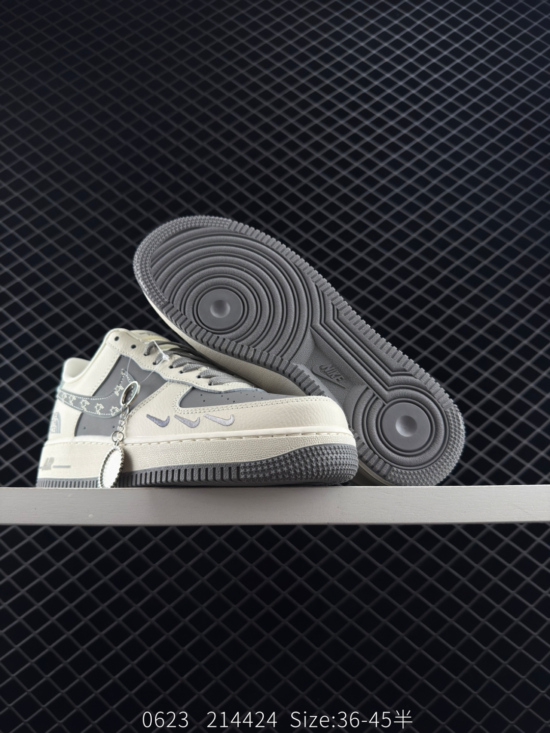 💰220
耐克Nike Air Force 1 Low 空军一号低帮百搭休闲运动板鞋 柔软、弹性十足的缓震性能和出色的中底设计，横跨复古与现代的外型结合，造就出风靡全球三十多年的Force 1，直到今天还深受青睐
货号：KK1988 011
尺码：36 36.10 37.5 38 38.5 39 40 40.5 41 42 42.5 43 44 45 
编码：214424