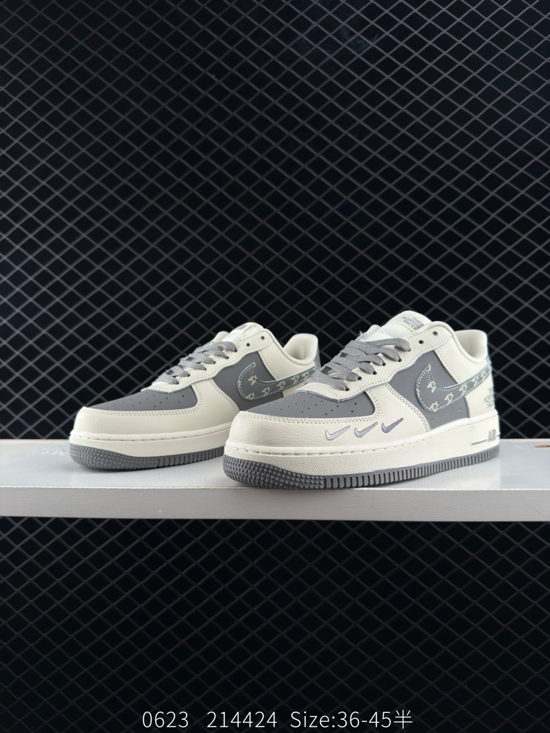 💰220
耐克Nike Air Force 1 Low 空军一号低帮百搭休闲运动板鞋 柔软、弹性十足的缓震性能和出色的中底设计，横跨复古与现代的外型结合，造就出风靡全球三十多年的Force 1，直到今天还深受青睐
货号：KK1988 011
尺码：36 36.10 37.5 38 38.5 39 40 40.5 41 42 42.5 43 44 45 
编码：214424