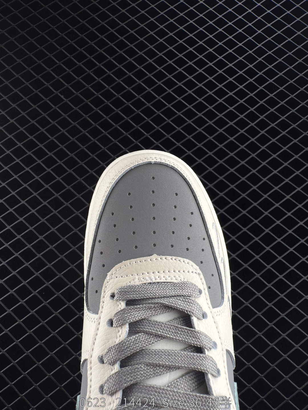 💰220
耐克Nike Air Force 1 Low 空军一号低帮百搭休闲运动板鞋 柔软、弹性十足的缓震性能和出色的中底设计，横跨复古与现代的外型结合，造就出风靡全球三十多年的Force 1，直到今天还深受青睐
货号：KK1988 011
尺码：36 36.10 37.5 38 38.5 39 40 40.5 41 42 42.5 43 44 45 
编码：214424