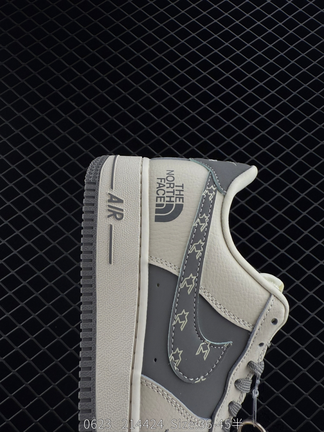 💰220
耐克Nike Air Force 1 Low 空军一号低帮百搭休闲运动板鞋 柔软、弹性十足的缓震性能和出色的中底设计，横跨复古与现代的外型结合，造就出风靡全球三十多年的Force 1，直到今天还深受青睐
货号：KK1988 011
尺码：36 36.10 37.5 38 38.5 39 40 40.5 41 42 42.5 43 44 45 
编码：214424