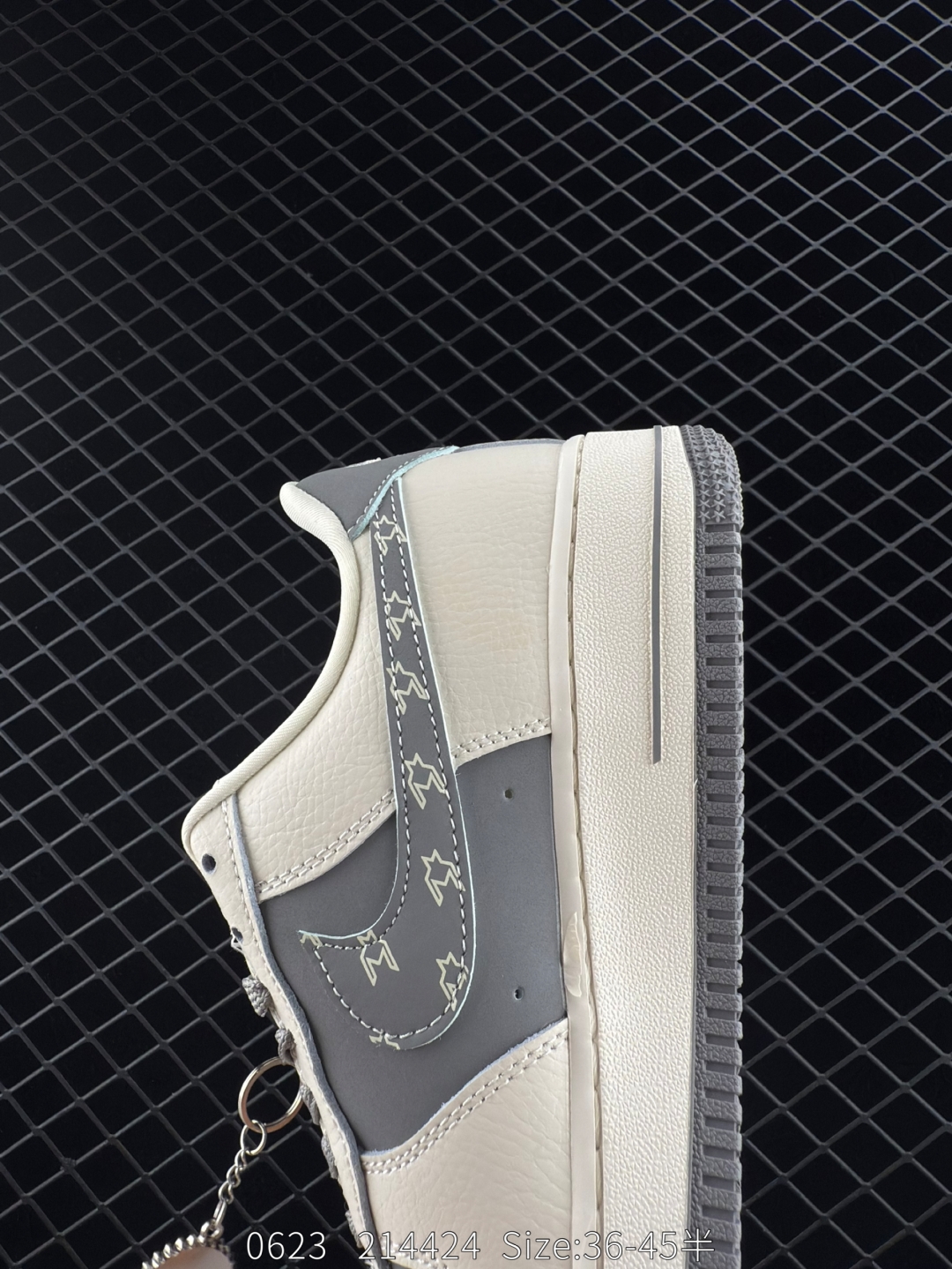 💰220
耐克Nike Air Force 1 Low 空军一号低帮百搭休闲运动板鞋 柔软、弹性十足的缓震性能和出色的中底设计，横跨复古与现代的外型结合，造就出风靡全球三十多年的Force 1，直到今天还深受青睐
货号：KK1988 011
尺码：36 36.10 37.5 38 38.5 39 40 40.5 41 42 42.5 43 44 45 
编码：214424