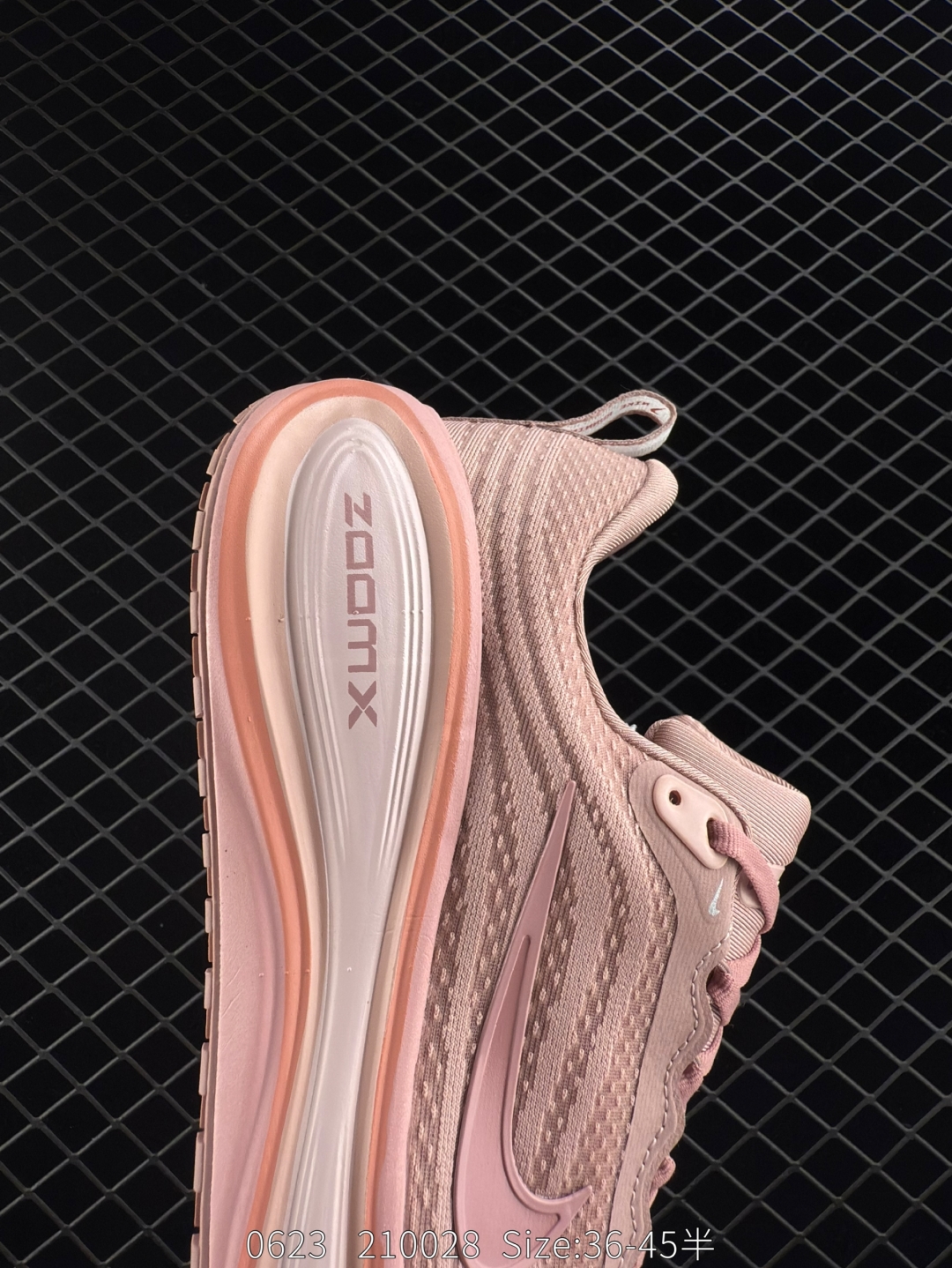 💰240
【新品🔥】耐克Nike Vomero Plus 反转Swoosh|跑鞋圈新王!厚底增高运动跑步鞋 时尚老爹鞋 这双Vomero Plus真的太绝了!反转Swoosh设计超有个性,缓震像踩云一样舒服,性价比吊打HOKA,跑渣必备啊!该鞋款采用创新设计,致敬Nike Run Club标志,并拥有升级的缓震科技,如ZoomX全大底和加厚后跟。中性色美学和3M反光条设计使其适合夜跑。此外,鞋垫内藏马拉松赛道图,鞋舌透气孔排成NRC字样,是耐克首次在跑鞋上使用反向Swoosh。市场预期该鞋款将成为年度断货王,与HOKA等品牌竞争。
货号:HV8154 601
尺码: 36-45带半码
编码:210028