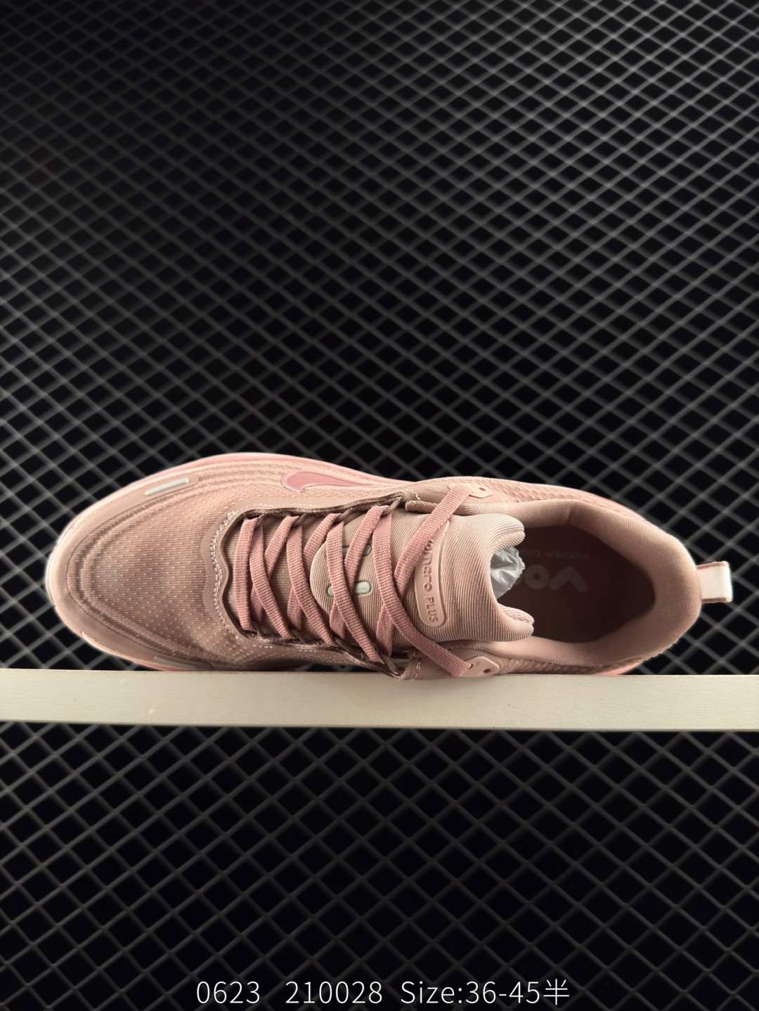 💰240
【新品🔥】耐克Nike Vomero Plus 反转Swoosh|跑鞋圈新王!厚底增高运动跑步鞋 时尚老爹鞋 这双Vomero Plus真的太绝了!反转Swoosh设计超有个性,缓震像踩云一样舒服,性价比吊打HOKA,跑渣必备啊!该鞋款采用创新设计,致敬Nike Run Club标志,并拥有升级的缓震科技,如ZoomX全大底和加厚后跟。中性色美学和3M反光条设计使其适合夜跑。此外,鞋垫内藏马拉松赛道图,鞋舌透气孔排成NRC字样,是耐克首次在跑鞋上使用反向Swoosh。市场预期该鞋款将成为年度断货王,与HOKA等品牌竞争。
货号:HV8154 601
尺码: 36-45带半码
编码:210028