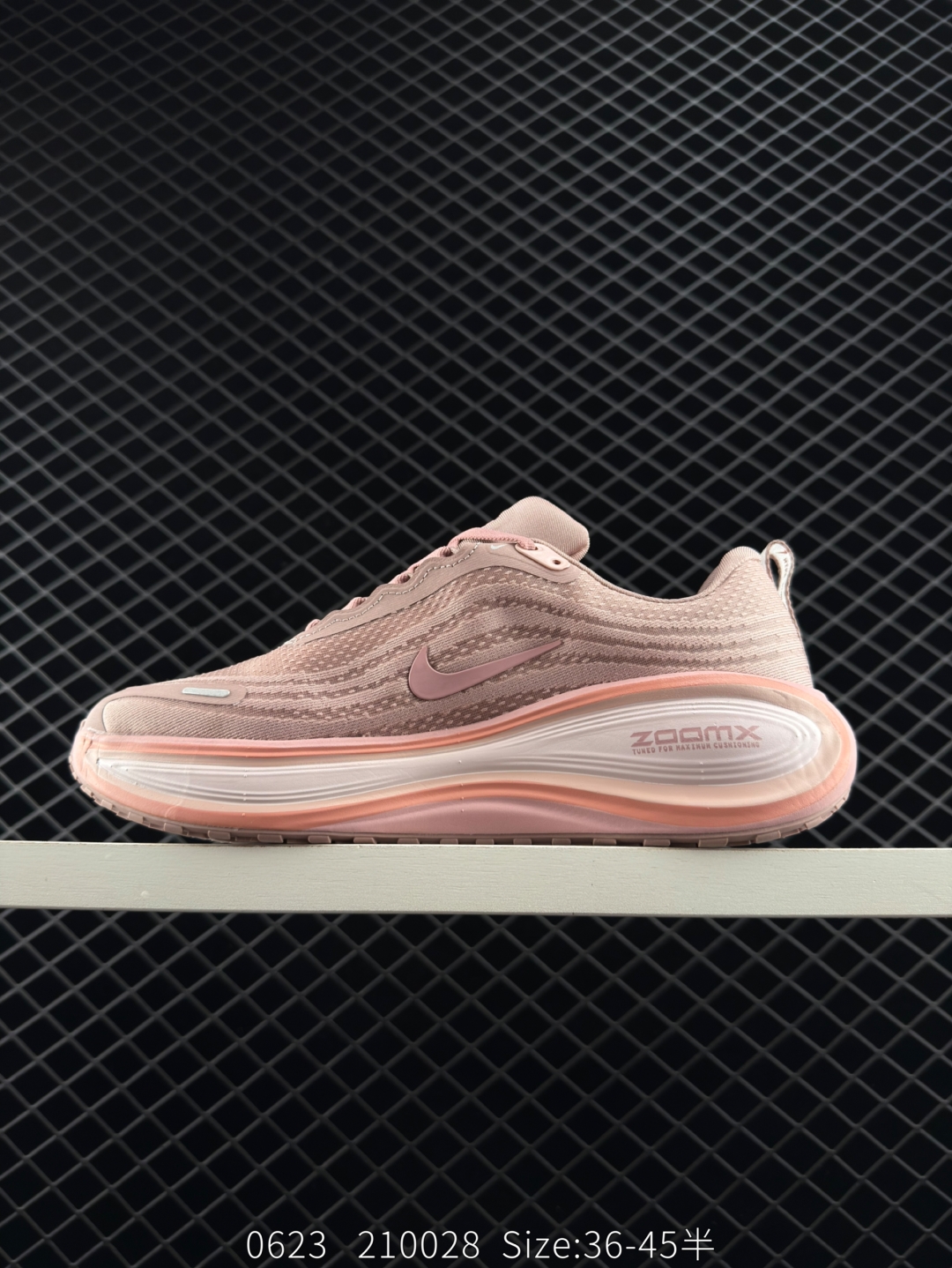 💰240
【新品🔥】耐克Nike Vomero Plus 反转Swoosh|跑鞋圈新王!厚底增高运动跑步鞋 时尚老爹鞋 这双Vomero Plus真的太绝了!反转Swoosh设计超有个性,缓震像踩云一样舒服,性价比吊打HOKA,跑渣必备啊!该鞋款采用创新设计,致敬Nike Run Club标志,并拥有升级的缓震科技,如ZoomX全大底和加厚后跟。中性色美学和3M反光条设计使其适合夜跑。此外,鞋垫内藏马拉松赛道图,鞋舌透气孔排成NRC字样,是耐克首次在跑鞋上使用反向Swoosh。市场预期该鞋款将成为年度断货王,与HOKA等品牌竞争。
货号:HV8154 601
尺码: 36-45带半码
编码:210028