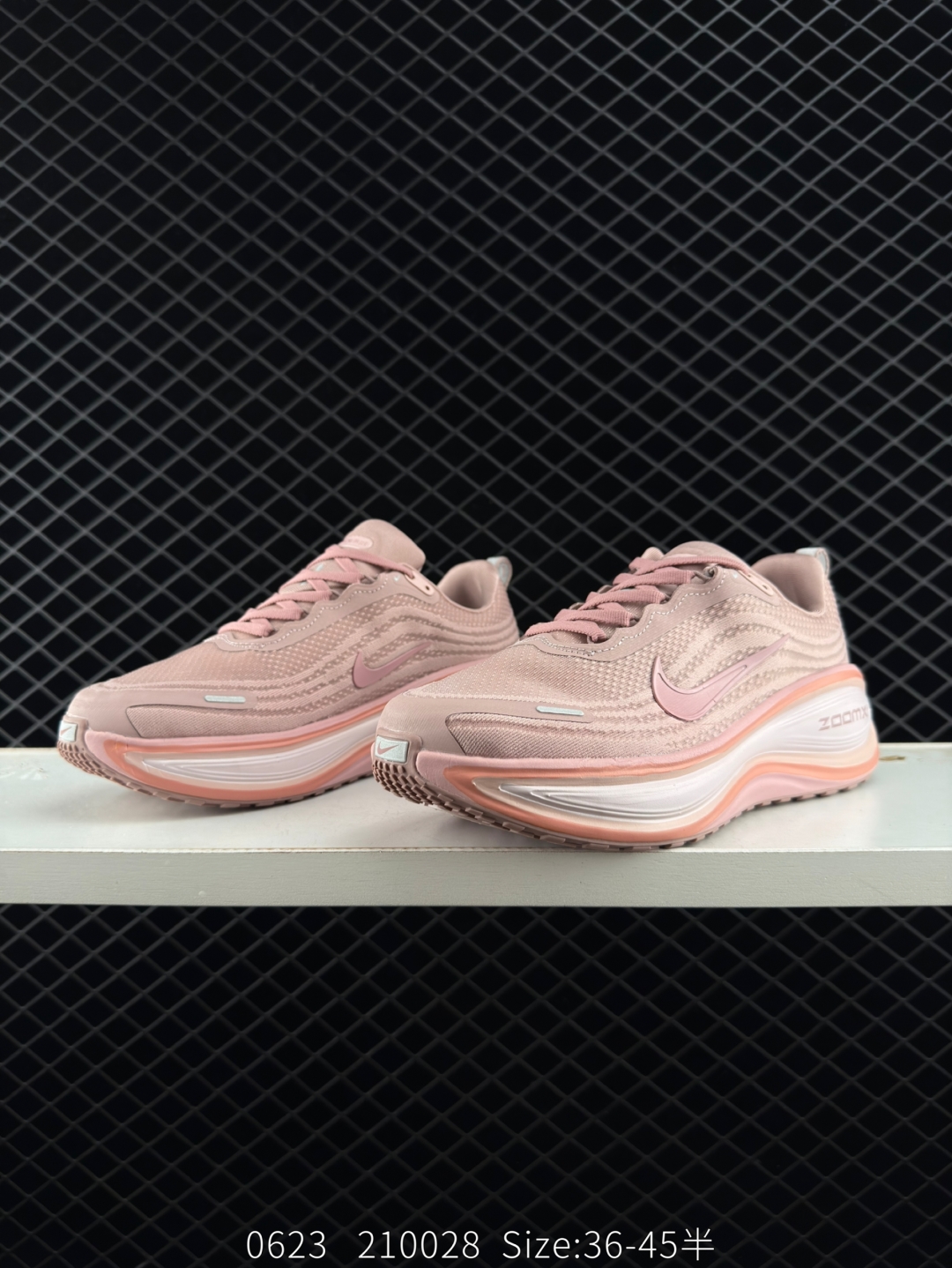 💰240
【新品🔥】耐克Nike Vomero Plus 反转Swoosh|跑鞋圈新王!厚底增高运动跑步鞋 时尚老爹鞋 这双Vomero Plus真的太绝了!反转Swoosh设计超有个性,缓震像踩云一样舒服,性价比吊打HOKA,跑渣必备啊!该鞋款采用创新设计,致敬Nike Run Club标志,并拥有升级的缓震科技,如ZoomX全大底和加厚后跟。中性色美学和3M反光条设计使其适合夜跑。此外,鞋垫内藏马拉松赛道图,鞋舌透气孔排成NRC字样,是耐克首次在跑鞋上使用反向Swoosh。市场预期该鞋款将成为年度断货王,与HOKA等品牌竞争。
货号:HV8154 601
尺码: 36-45带半码
编码:210028