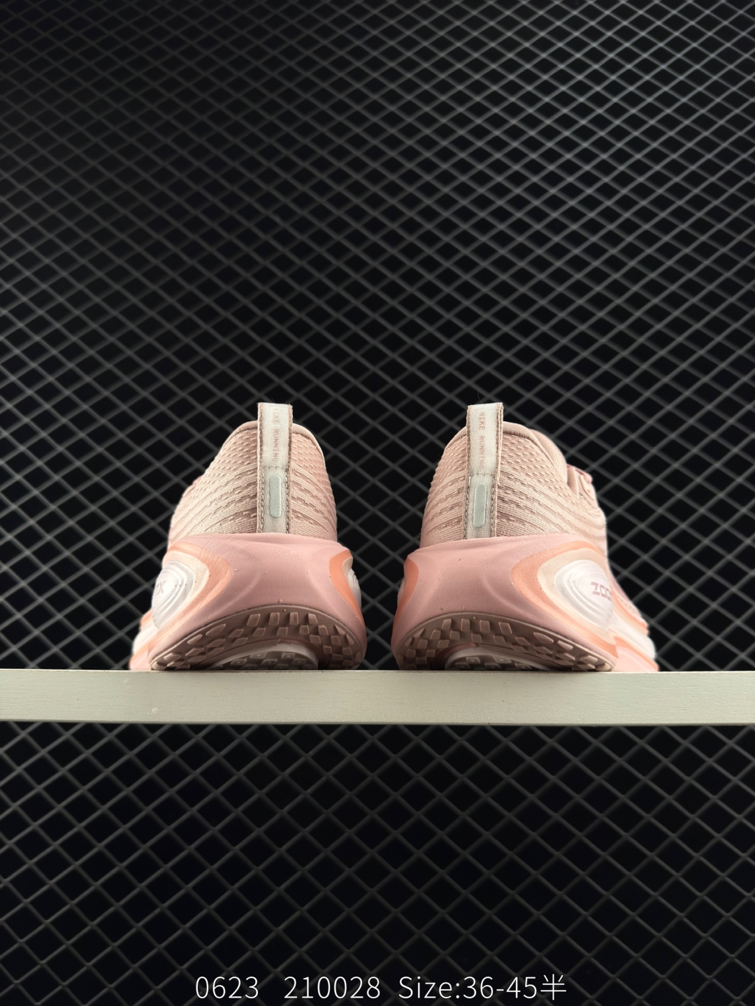 💰240
【新品🔥】耐克Nike Vomero Plus 反转Swoosh|跑鞋圈新王!厚底增高运动跑步鞋 时尚老爹鞋 这双Vomero Plus真的太绝了!反转Swoosh设计超有个性,缓震像踩云一样舒服,性价比吊打HOKA,跑渣必备啊!该鞋款采用创新设计,致敬Nike Run Club标志,并拥有升级的缓震科技,如ZoomX全大底和加厚后跟。中性色美学和3M反光条设计使其适合夜跑。此外,鞋垫内藏马拉松赛道图,鞋舌透气孔排成NRC字样,是耐克首次在跑鞋上使用反向Swoosh。市场预期该鞋款将成为年度断货王,与HOKA等品牌竞争。
货号:HV8154 601
尺码: 36-45带半码
编码:210028