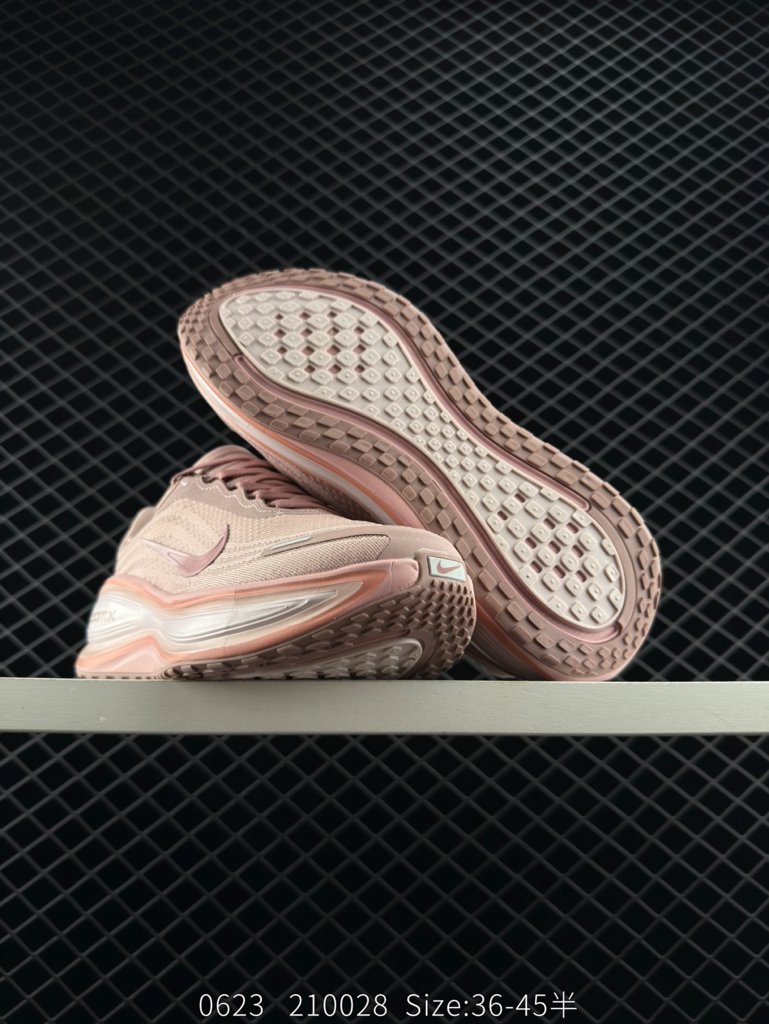 💰240
【新品🔥】耐克Nike Vomero Plus 反转Swoosh|跑鞋圈新王!厚底增高运动跑步鞋 时尚老爹鞋 这双Vomero Plus真的太绝了!反转Swoosh设计超有个性,缓震像踩云一样舒服,性价比吊打HOKA,跑渣必备啊!该鞋款采用创新设计,致敬Nike Run Club标志,并拥有升级的缓震科技,如ZoomX全大底和加厚后跟。中性色美学和3M反光条设计使其适合夜跑。此外,鞋垫内藏马拉松赛道图,鞋舌透气孔排成NRC字样,是耐克首次在跑鞋上使用反向Swoosh。市场预期该鞋款将成为年度断货王,与HOKA等品牌竞争。
货号:HV8154 601
尺码: 36-45带半码
编码:210028