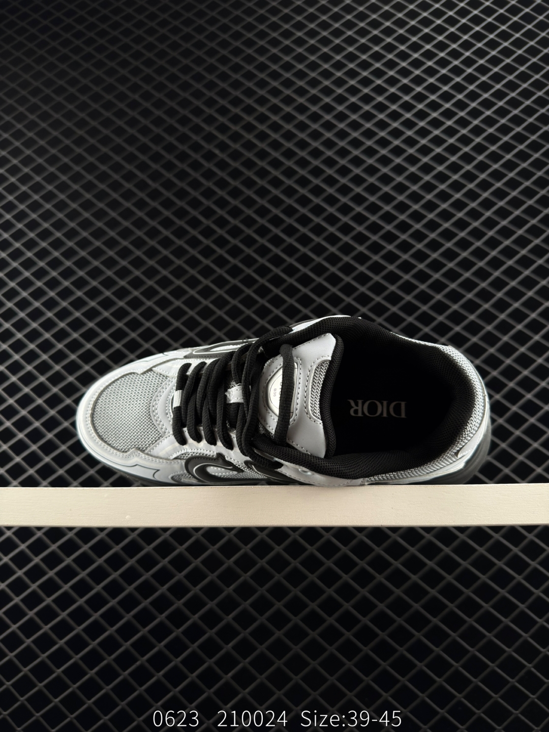 💰220
迪奥DIOR HOMME 高奢品牌经典复古老爹鞋 夸张流线极符 外形延续当下潮流得未来感老爹鞋
货号：1116152
尺码：39-45
编码：210024