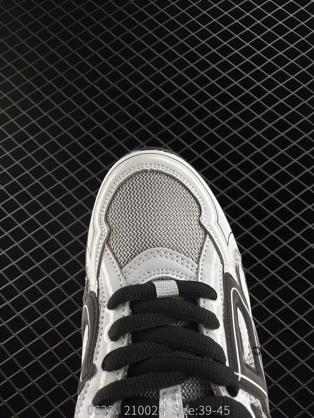 💰220
迪奥DIOR HOMME 高奢品牌经典复古老爹鞋 夸张流线极符 外形延续当下潮流得未来感老爹鞋
货号：1116152
尺码：39-45
编码：210024