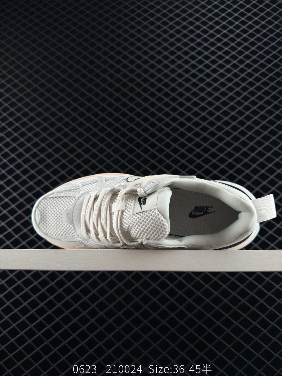 💰220
✅耐克NIKE V2K RUN跑步鞋复古风潮 网面透气运动鞋 灰银紧致的鞋面材质提供良好的包裹性鞋侧 Swoosh以及鞋头部分搭配增添不少亮点的镀铬细节鞋垫上印有Bill Bowerman头像 将细节拉满中底饰有独特的做旧效果 最后搭载黑色外底凸显整双鞋的复古气质
货号：FD0736-009
尺码：36 36.5 37.5 38 38.5 39 40 40.5 41 42 42.5 43 44 45 
Size：36-45带半码
编码：210024