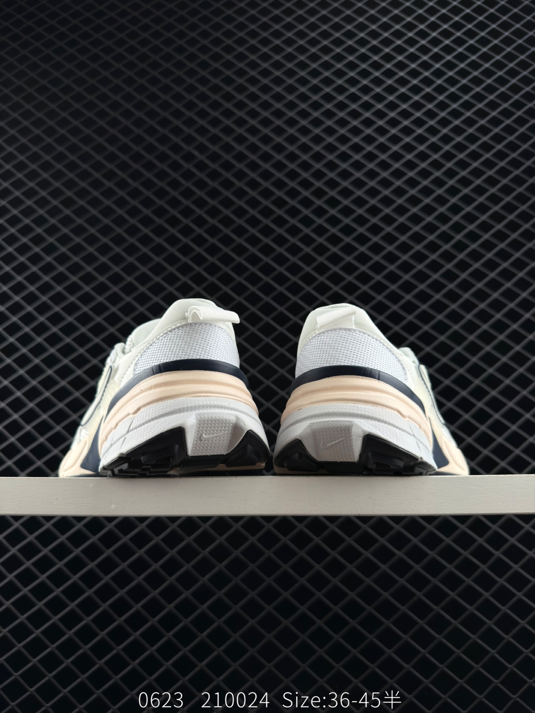 💰220
✅耐克NIKE V2K RUN跑步鞋复古风潮 网面透气运动鞋 灰银紧致的鞋面材质提供良好的包裹性鞋侧 Swoosh以及鞋头部分搭配增添不少亮点的镀铬细节鞋垫上印有Bill Bowerman头像 将细节拉满中底饰有独特的做旧效果 最后搭载黑色外底凸显整双鞋的复古气质
货号：FD0736-009
尺码：36 36.5 37.5 38 38.5 39 40 40.5 41 42 42.5 43 44 45 
Size：36-45带半码
编码：210024