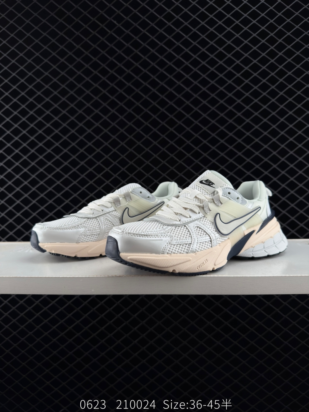 💰220
✅耐克NIKE V2K RUN跑步鞋复古风潮 网面透气运动鞋 灰银紧致的鞋面材质提供良好的包裹性鞋侧 Swoosh以及鞋头部分搭配增添不少亮点的镀铬细节鞋垫上印有Bill Bowerman头像 将细节拉满中底饰有独特的做旧效果 最后搭载黑色外底凸显整双鞋的复古气质
货号：FD0736-009
尺码：36 36.5 37.5 38 38.5 39 40 40.5 41 42 42.5 43 44 45 
Size：36-45带半码
编码：210024