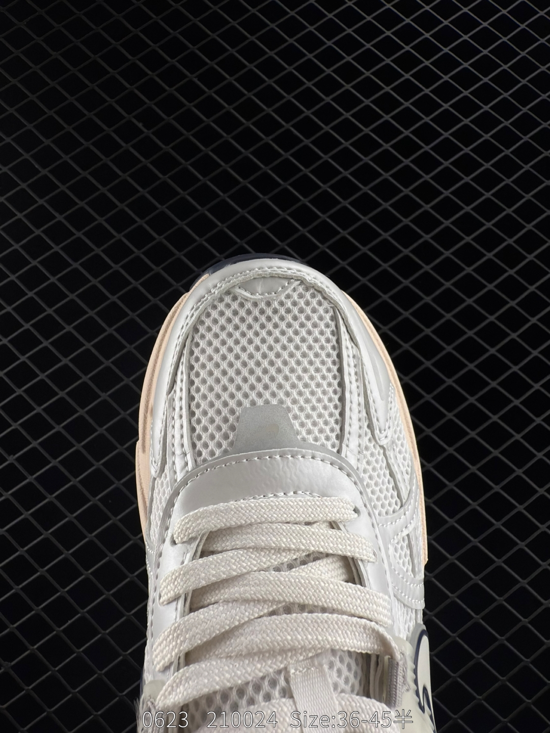 💰220
✅耐克NIKE V2K RUN跑步鞋复古风潮 网面透气运动鞋 灰银紧致的鞋面材质提供良好的包裹性鞋侧 Swoosh以及鞋头部分搭配增添不少亮点的镀铬细节鞋垫上印有Bill Bowerman头像 将细节拉满中底饰有独特的做旧效果 最后搭载黑色外底凸显整双鞋的复古气质
货号：FD0736-009
尺码：36 36.5 37.5 38 38.5 39 40 40.5 41 42 42.5 43 44 45 
Size：36-45带半码
编码：210024