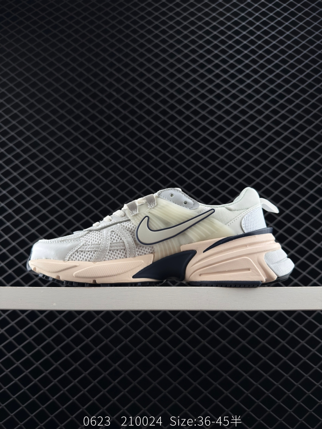 💰220
✅耐克NIKE V2K RUN跑步鞋复古风潮 网面透气运动鞋 灰银紧致的鞋面材质提供良好的包裹性鞋侧 Swoosh以及鞋头部分搭配增添不少亮点的镀铬细节鞋垫上印有Bill Bowerman头像 将细节拉满中底饰有独特的做旧效果 最后搭载黑色外底凸显整双鞋的复古气质
货号：FD0736-009
尺码：36 36.5 37.5 38 38.5 39 40 40.5 41 42 42.5 43 44 45 
Size：36-45带半码
编码：210024