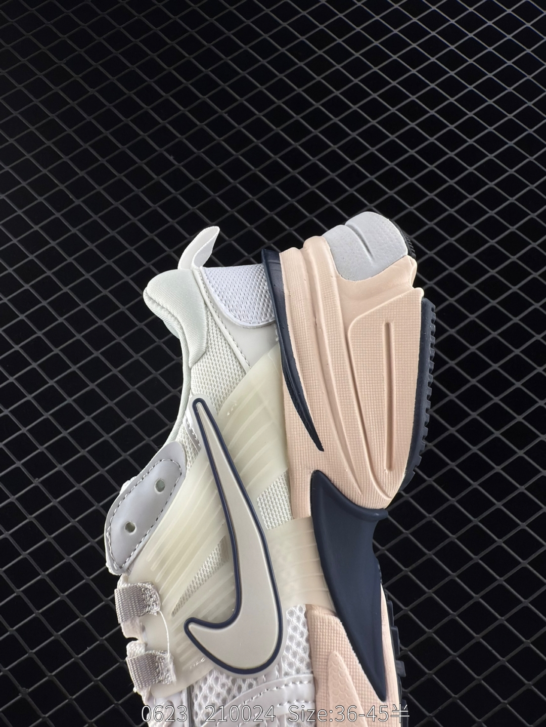 💰220
✅耐克NIKE V2K RUN跑步鞋复古风潮 网面透气运动鞋 灰银紧致的鞋面材质提供良好的包裹性鞋侧 Swoosh以及鞋头部分搭配增添不少亮点的镀铬细节鞋垫上印有Bill Bowerman头像 将细节拉满中底饰有独特的做旧效果 最后搭载黑色外底凸显整双鞋的复古气质
货号：FD0736-009
尺码：36 36.5 37.5 38 38.5 39 40 40.5 41 42 42.5 43 44 45 
Size：36-45带半码
编码：210024