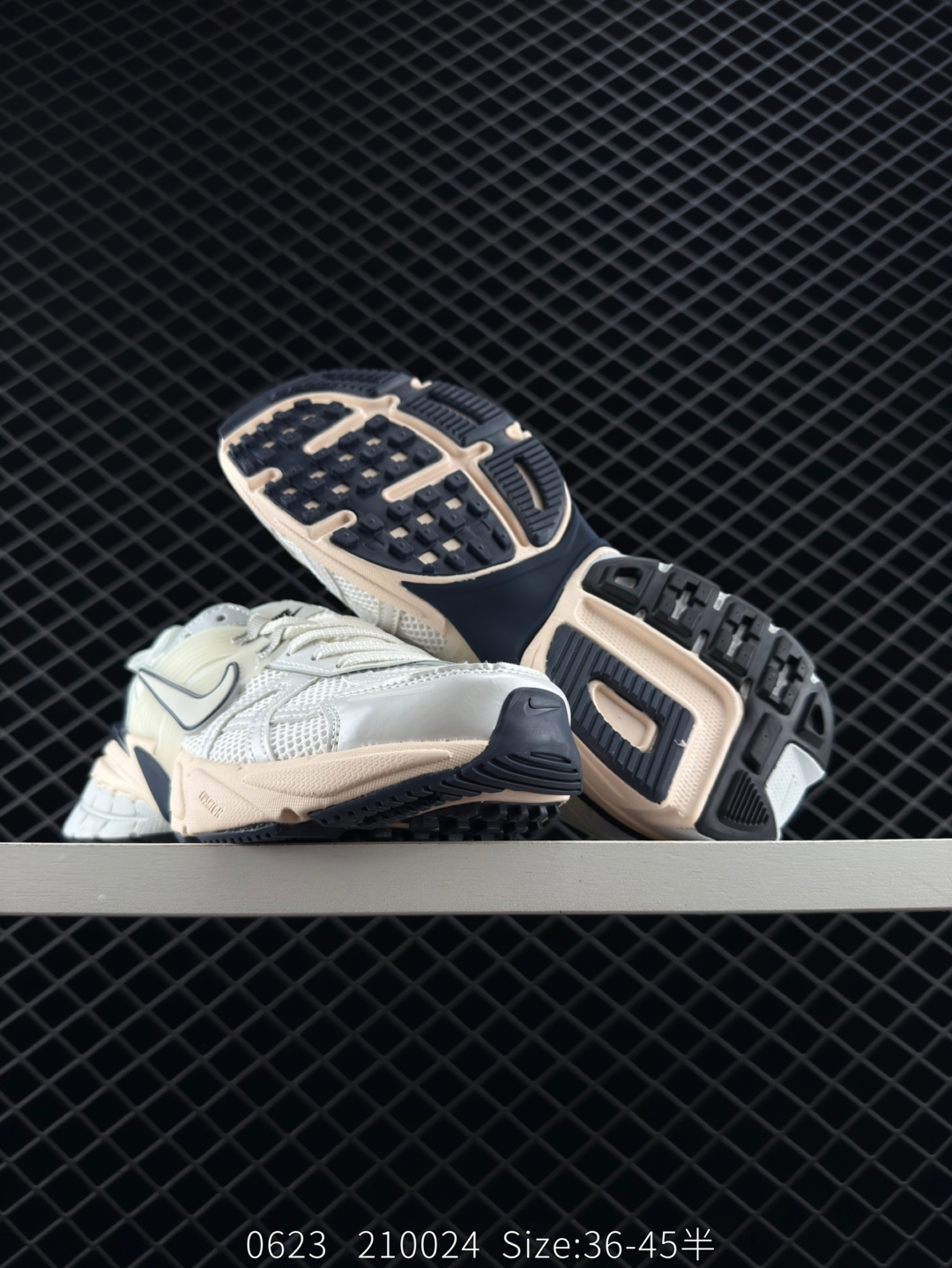 💰220
✅耐克NIKE V2K RUN跑步鞋复古风潮 网面透气运动鞋 灰银紧致的鞋面材质提供良好的包裹性鞋侧 Swoosh以及鞋头部分搭配增添不少亮点的镀铬细节鞋垫上印有Bill Bowerman头像 将细节拉满中底饰有独特的做旧效果 最后搭载黑色外底凸显整双鞋的复古气质
货号：FD0736-009
尺码：36 36.5 37.5 38 38.5 39 40 40.5 41 42 42.5 43 44 45 
Size：36-45带半码
编码：210024