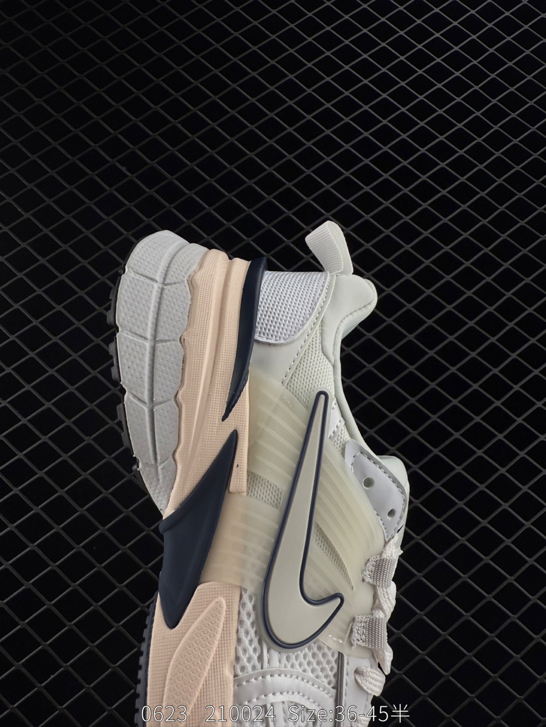 💰220
✅耐克NIKE V2K RUN跑步鞋复古风潮 网面透气运动鞋 灰银紧致的鞋面材质提供良好的包裹性鞋侧 Swoosh以及鞋头部分搭配增添不少亮点的镀铬细节鞋垫上印有Bill Bowerman头像 将细节拉满中底饰有独特的做旧效果 最后搭载黑色外底凸显整双鞋的复古气质
货号：FD0736-009
尺码：36 36.5 37.5 38 38.5 39 40 40.5 41 42 42.5 43 44 45 
Size：36-45带半码
编码：210024