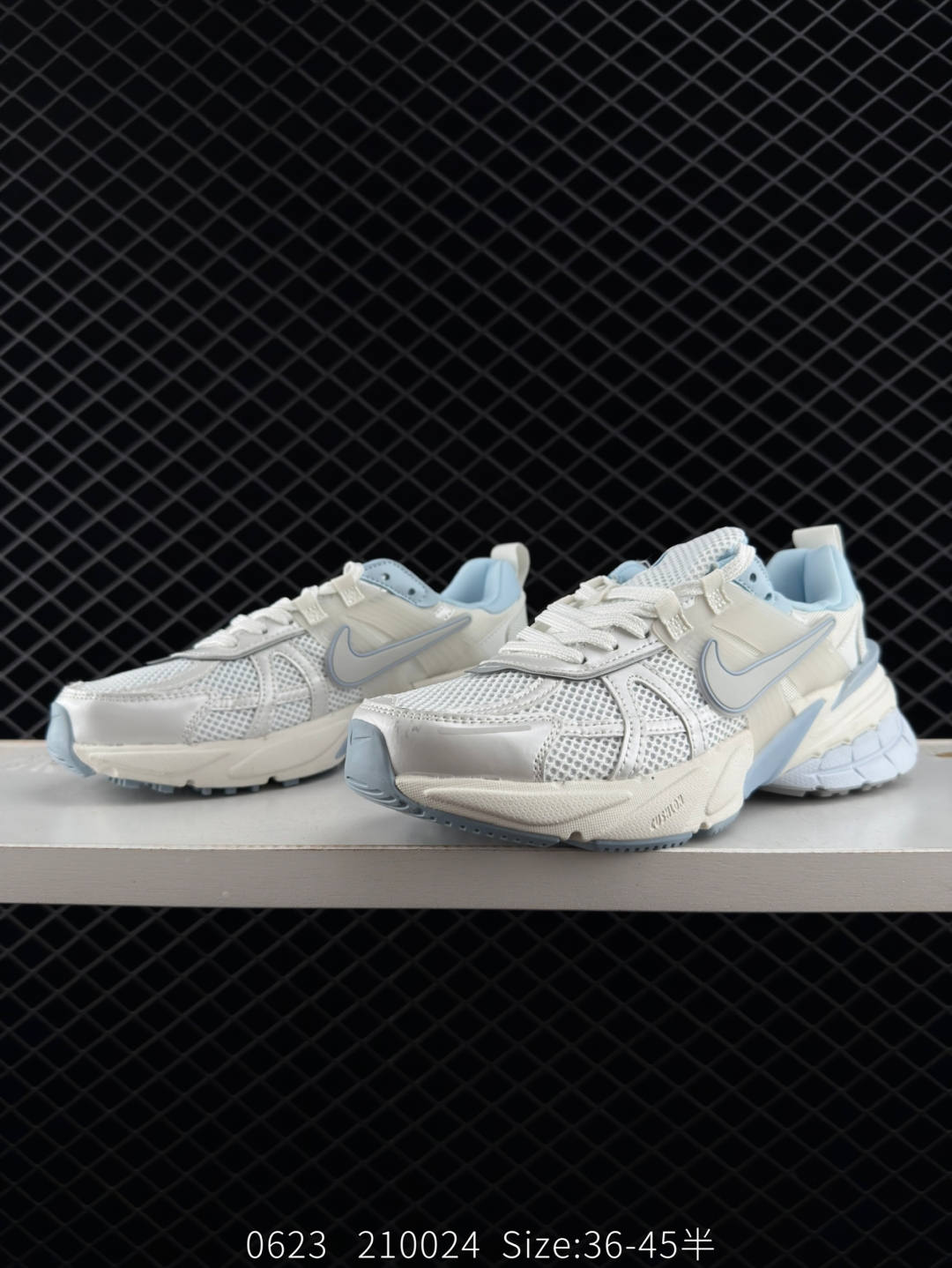 💰220
✅耐克NIKE V2K RUN跑步鞋复古风潮 网面透气运动鞋 灰银紧致的鞋面材质提供良好的包裹性鞋侧 Swoosh以及鞋头部分搭配增添不少亮点的镀铬细节鞋垫上印有Bill Bowerman头像 将细节拉满中底饰有独特的做旧效果 最后搭载黑色外底凸显整双鞋的复古气质
货号：FD0736-009
尺码：36 36.5 37.5 38 38.5 39 40 40.5 41 42 42.5 43 44 45 
Size：36-45带半码
编码：210024