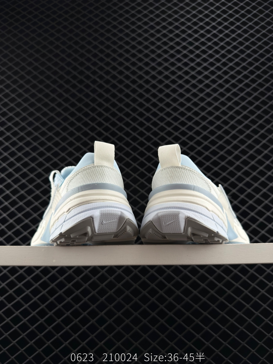 💰220
✅耐克NIKE V2K RUN跑步鞋复古风潮 网面透气运动鞋 灰银紧致的鞋面材质提供良好的包裹性鞋侧 Swoosh以及鞋头部分搭配增添不少亮点的镀铬细节鞋垫上印有Bill Bowerman头像 将细节拉满中底饰有独特的做旧效果 最后搭载黑色外底凸显整双鞋的复古气质
货号：FD0736-009
尺码：36 36.5 37.5 38 38.5 39 40 40.5 41 42 42.5 43 44 45 
Size：36-45带半码
编码：210024