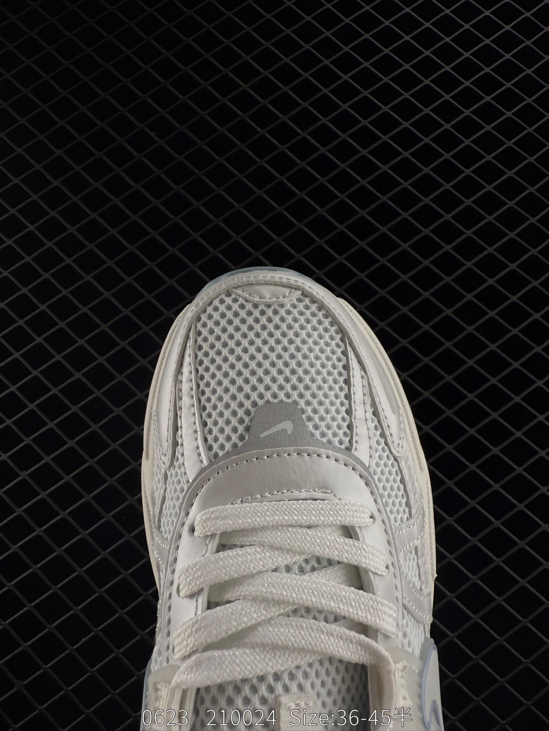💰220
✅耐克NIKE V2K RUN跑步鞋复古风潮 网面透气运动鞋 灰银紧致的鞋面材质提供良好的包裹性鞋侧 Swoosh以及鞋头部分搭配增添不少亮点的镀铬细节鞋垫上印有Bill Bowerman头像 将细节拉满中底饰有独特的做旧效果 最后搭载黑色外底凸显整双鞋的复古气质
货号：FD0736-009
尺码：36 36.5 37.5 38 38.5 39 40 40.5 41 42 42.5 43 44 45 
Size：36-45带半码
编码：210024