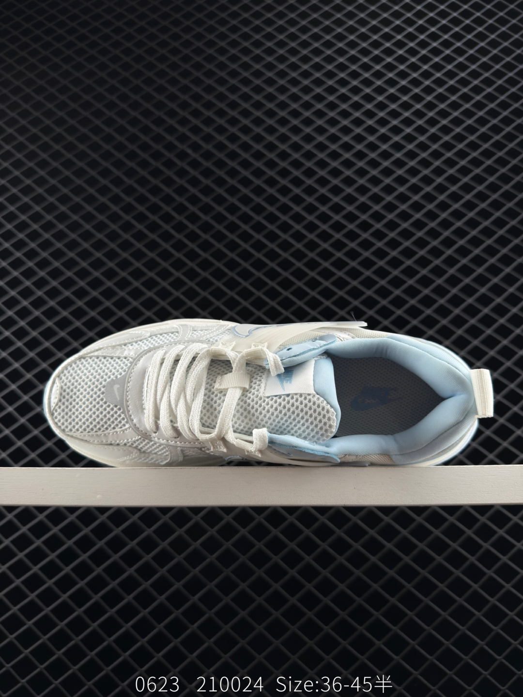 💰220
✅耐克NIKE V2K RUN跑步鞋复古风潮 网面透气运动鞋 灰银紧致的鞋面材质提供良好的包裹性鞋侧 Swoosh以及鞋头部分搭配增添不少亮点的镀铬细节鞋垫上印有Bill Bowerman头像 将细节拉满中底饰有独特的做旧效果 最后搭载黑色外底凸显整双鞋的复古气质
货号：FD0736-009
尺码：36 36.5 37.5 38 38.5 39 40 40.5 41 42 42.5 43 44 45 
Size：36-45带半码
编码：210024