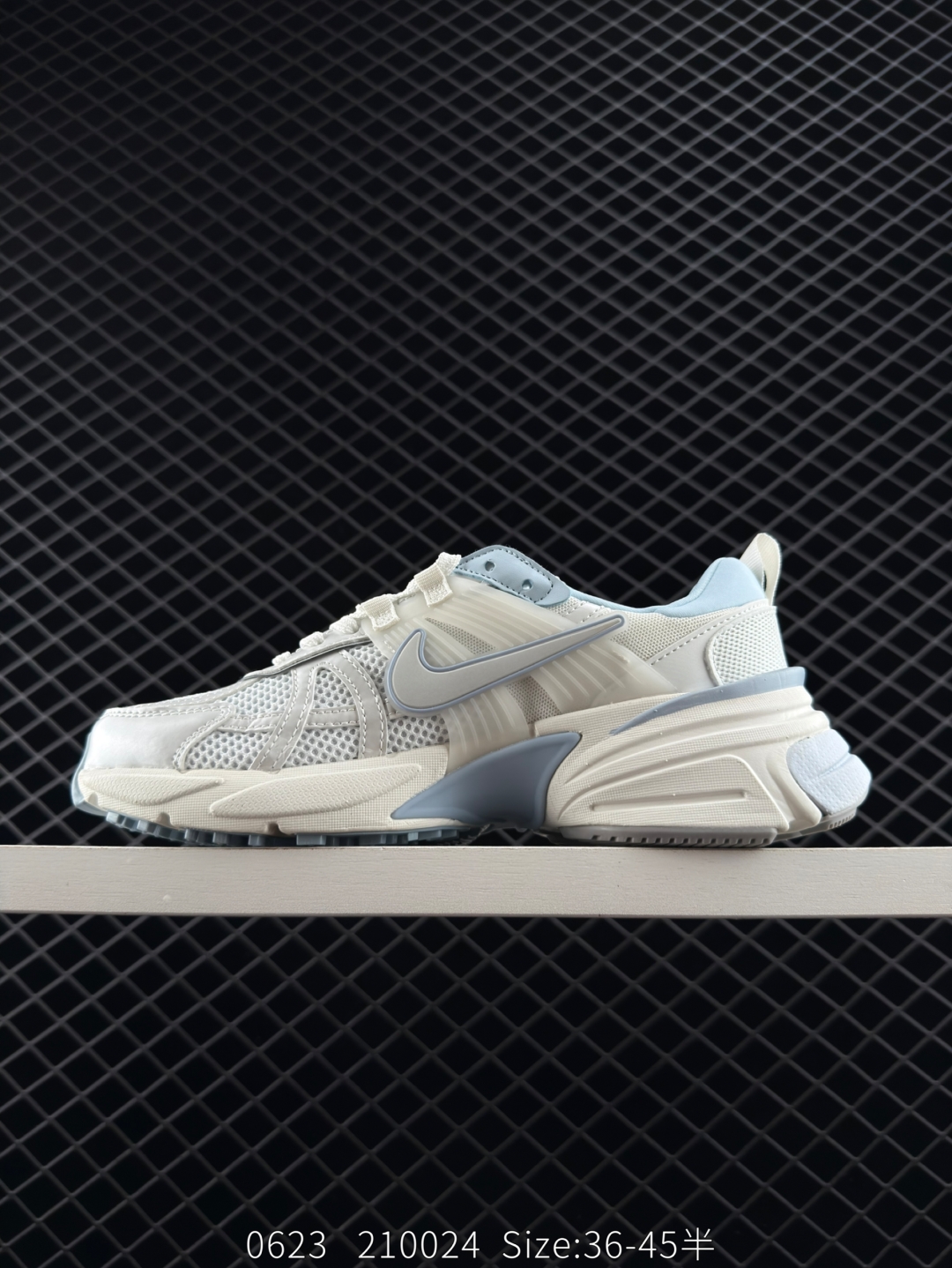 💰220
✅耐克NIKE V2K RUN跑步鞋复古风潮 网面透气运动鞋 灰银紧致的鞋面材质提供良好的包裹性鞋侧 Swoosh以及鞋头部分搭配增添不少亮点的镀铬细节鞋垫上印有Bill Bowerman头像 将细节拉满中底饰有独特的做旧效果 最后搭载黑色外底凸显整双鞋的复古气质
货号：FD0736-009
尺码：36 36.5 37.5 38 38.5 39 40 40.5 41 42 42.5 43 44 45 
Size：36-45带半码
编码：210024
