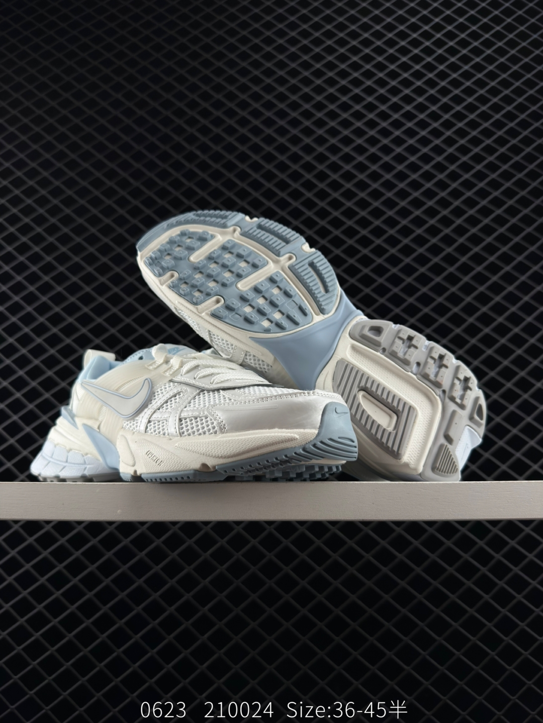 💰220
✅耐克NIKE V2K RUN跑步鞋复古风潮 网面透气运动鞋 灰银紧致的鞋面材质提供良好的包裹性鞋侧 Swoosh以及鞋头部分搭配增添不少亮点的镀铬细节鞋垫上印有Bill Bowerman头像 将细节拉满中底饰有独特的做旧效果 最后搭载黑色外底凸显整双鞋的复古气质
货号：FD0736-009
尺码：36 36.5 37.5 38 38.5 39 40 40.5 41 42 42.5 43 44 45 
Size：36-45带半码
编码：210024