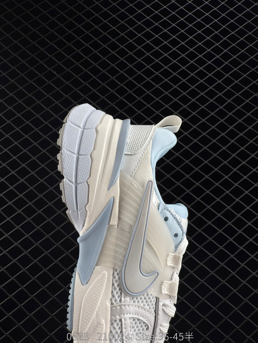 💰220
✅耐克NIKE V2K RUN跑步鞋复古风潮 网面透气运动鞋 灰银紧致的鞋面材质提供良好的包裹性鞋侧 Swoosh以及鞋头部分搭配增添不少亮点的镀铬细节鞋垫上印有Bill Bowerman头像 将细节拉满中底饰有独特的做旧效果 最后搭载黑色外底凸显整双鞋的复古气质
货号：FD0736-009
尺码：36 36.5 37.5 38 38.5 39 40 40.5 41 42 42.5 43 44 45 
Size：36-45带半码
编码：210024