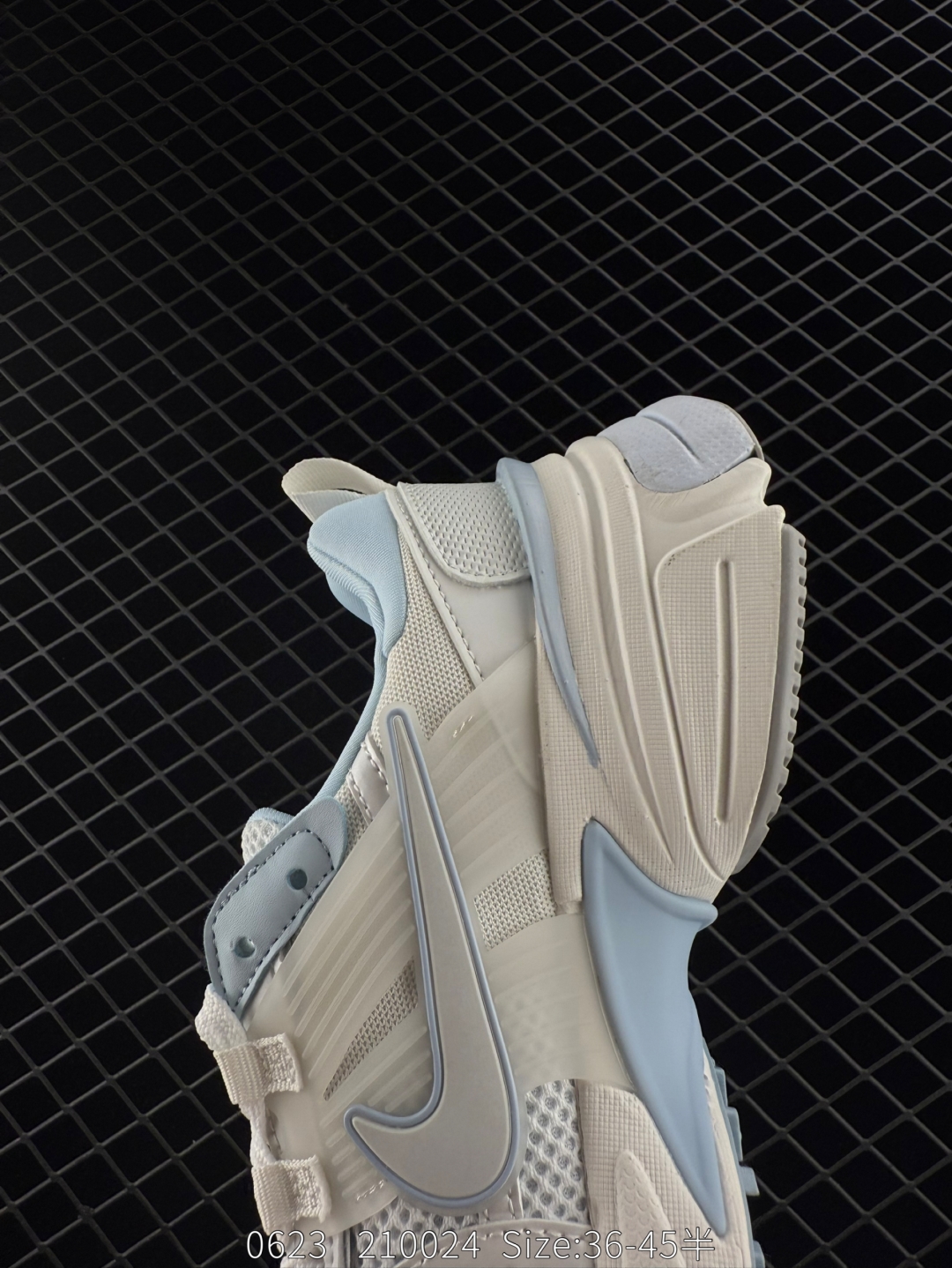 💰220
✅耐克NIKE V2K RUN跑步鞋复古风潮 网面透气运动鞋 灰银紧致的鞋面材质提供良好的包裹性鞋侧 Swoosh以及鞋头部分搭配增添不少亮点的镀铬细节鞋垫上印有Bill Bowerman头像 将细节拉满中底饰有独特的做旧效果 最后搭载黑色外底凸显整双鞋的复古气质
货号：FD0736-009
尺码：36 36.5 37.5 38 38.5 39 40 40.5 41 42 42.5 43 44 45 
Size：36-45带半码
编码：210024