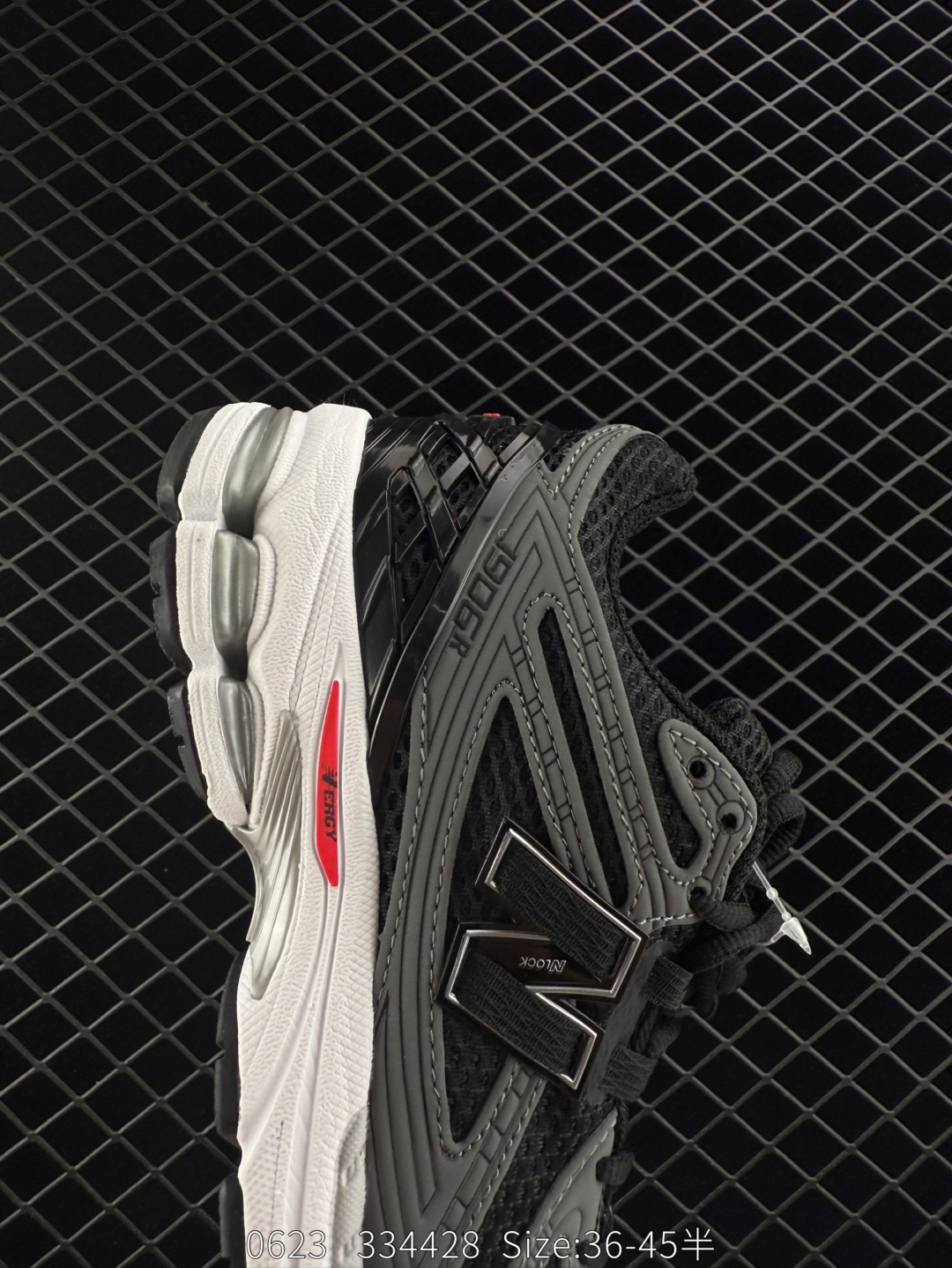 💰240
✅New Balance M1906系列 复古单品宝藏老爹鞋款 复古元素叠加 质感超级棒 楦版型材料细节做工精细 作为NB最经典的档案鞋型之一 与2002一样,1906有着NB最成熟的技术加持和复古款式,而本次推出的版本参照2002r的定位,相信会在性价两端做出权衡。单从造型上来看,依旧是vibe风格,味道很正,细节也很酷,这双1906r无疑必能打入复古跑鞋爱好者的年度鞋款名录
官方货号:U1906RCB
尺码:36 37 37.5 38 38.5 39.5 40 40.5 41.5 42 42.5 43 44 45
编码:334428