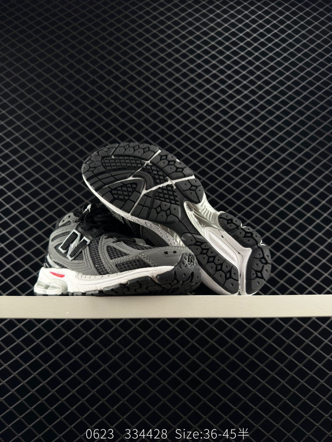 💰240
✅New Balance M1906系列 复古单品宝藏老爹鞋款 复古元素叠加 质感超级棒 楦版型材料细节做工精细 作为NB最经典的档案鞋型之一 与2002一样,1906有着NB最成熟的技术加持和复古款式,而本次推出的版本参照2002r的定位,相信会在性价两端做出权衡。单从造型上来看,依旧是vibe风格,味道很正,细节也很酷,这双1906r无疑必能打入复古跑鞋爱好者的年度鞋款名录
官方货号:U1906RCB
尺码:36 37 37.5 38 38.5 39.5 40 40.5 41.5 42 42.5 43 44 45
编码:334428