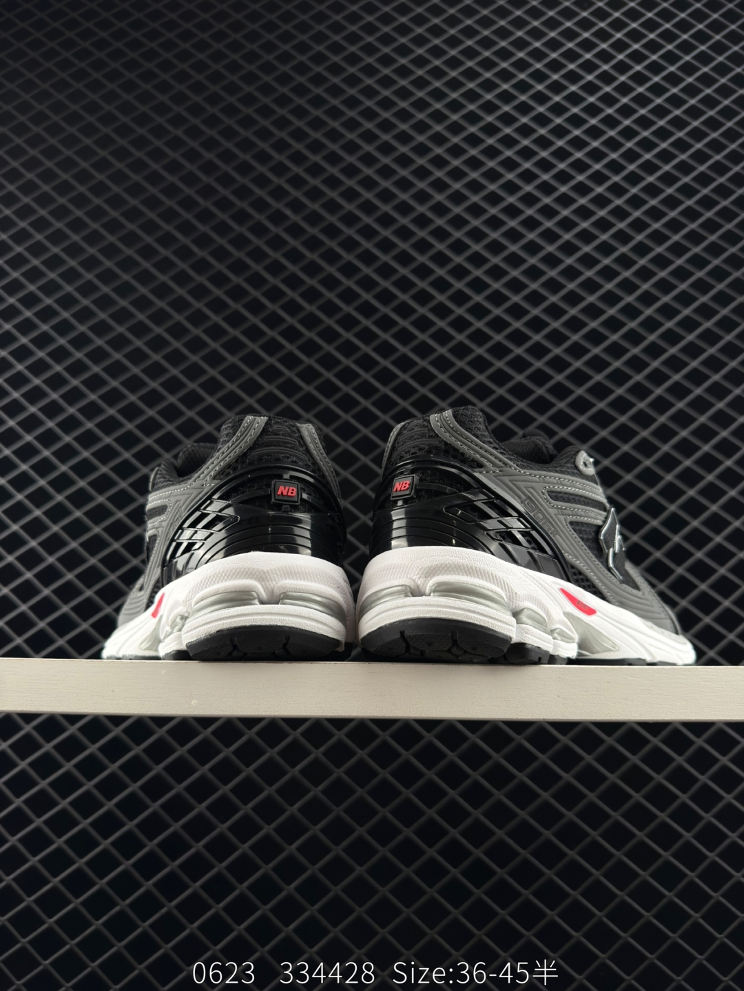 💰240
✅New Balance M1906系列 复古单品宝藏老爹鞋款 复古元素叠加 质感超级棒 楦版型材料细节做工精细 作为NB最经典的档案鞋型之一 与2002一样,1906有着NB最成熟的技术加持和复古款式,而本次推出的版本参照2002r的定位,相信会在性价两端做出权衡。单从造型上来看,依旧是vibe风格,味道很正,细节也很酷,这双1906r无疑必能打入复古跑鞋爱好者的年度鞋款名录
官方货号:U1906RCB
尺码:36 37 37.5 38 38.5 39.5 40 40.5 41.5 42 42.5 43 44 45
编码:334428