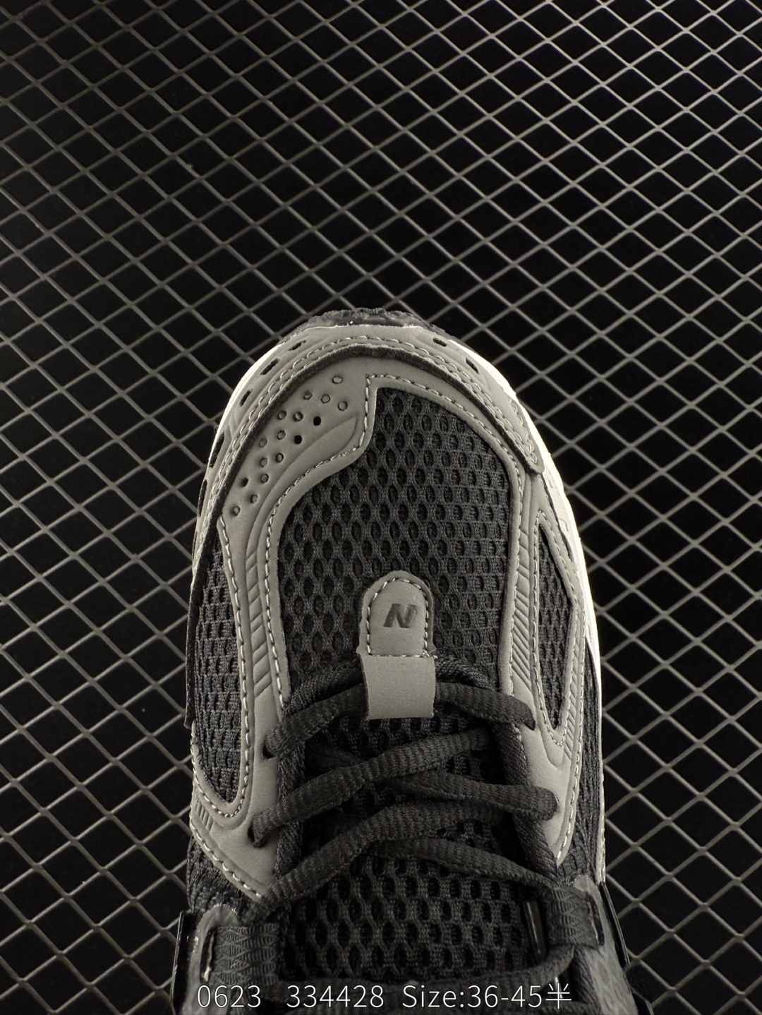 💰240
✅New Balance M1906系列 复古单品宝藏老爹鞋款 复古元素叠加 质感超级棒 楦版型材料细节做工精细 作为NB最经典的档案鞋型之一 与2002一样,1906有着NB最成熟的技术加持和复古款式,而本次推出的版本参照2002r的定位,相信会在性价两端做出权衡。单从造型上来看,依旧是vibe风格,味道很正,细节也很酷,这双1906r无疑必能打入复古跑鞋爱好者的年度鞋款名录
官方货号:U1906RCB
尺码:36 37 37.5 38 38.5 39.5 40 40.5 41.5 42 42.5 43 44 45
编码:334428