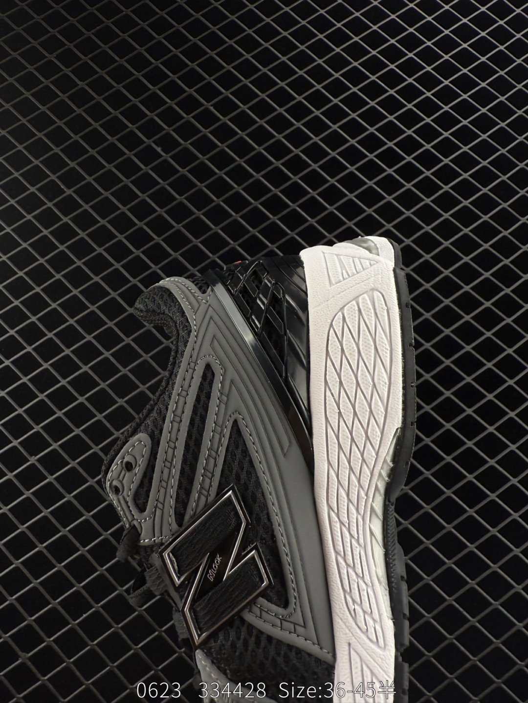 💰240
✅New Balance M1906系列 复古单品宝藏老爹鞋款 复古元素叠加 质感超级棒 楦版型材料细节做工精细 作为NB最经典的档案鞋型之一 与2002一样,1906有着NB最成熟的技术加持和复古款式,而本次推出的版本参照2002r的定位,相信会在性价两端做出权衡。单从造型上来看,依旧是vibe风格,味道很正,细节也很酷,这双1906r无疑必能打入复古跑鞋爱好者的年度鞋款名录
官方货号:U1906RCB
尺码:36 37 37.5 38 38.5 39.5 40 40.5 41.5 42 42.5 43 44 45
编码:334428