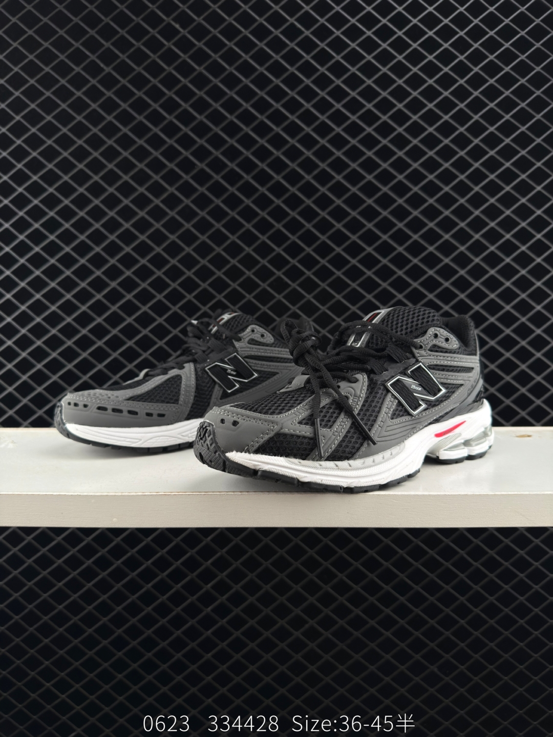 💰240
✅New Balance M1906系列 复古单品宝藏老爹鞋款 复古元素叠加 质感超级棒 楦版型材料细节做工精细 作为NB最经典的档案鞋型之一 与2002一样,1906有着NB最成熟的技术加持和复古款式,而本次推出的版本参照2002r的定位,相信会在性价两端做出权衡。单从造型上来看,依旧是vibe风格,味道很正,细节也很酷,这双1906r无疑必能打入复古跑鞋爱好者的年度鞋款名录
官方货号:U1906RCB
尺码:36 37 37.5 38 38.5 39.5 40 40.5 41.5 42 42.5 43 44 45
编码:334428
