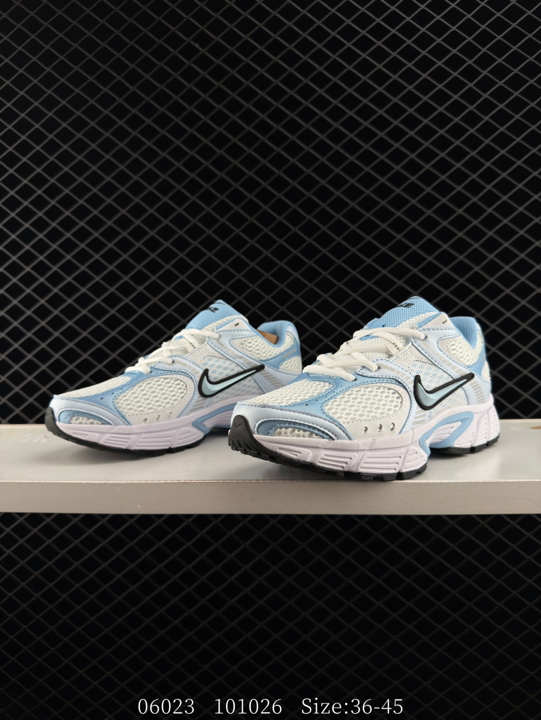💰230
耐克NIKE V5 RNR 舒适百搭防滑耐磨低帮跑步鞋 舒适有型适合日常穿着 该鞋款延续千禧年经典设计搭载泡绵中底 厚实而轻盈匠心细节巧搭立体耐克勾标志焕新演绎复古跑鞋 鞋款从千禧年美学汲取灵感 混搭多种材质突显层次感立体感和传统跑步风范
货号：IF2330 001
尺码：36-45  
编码：101026
