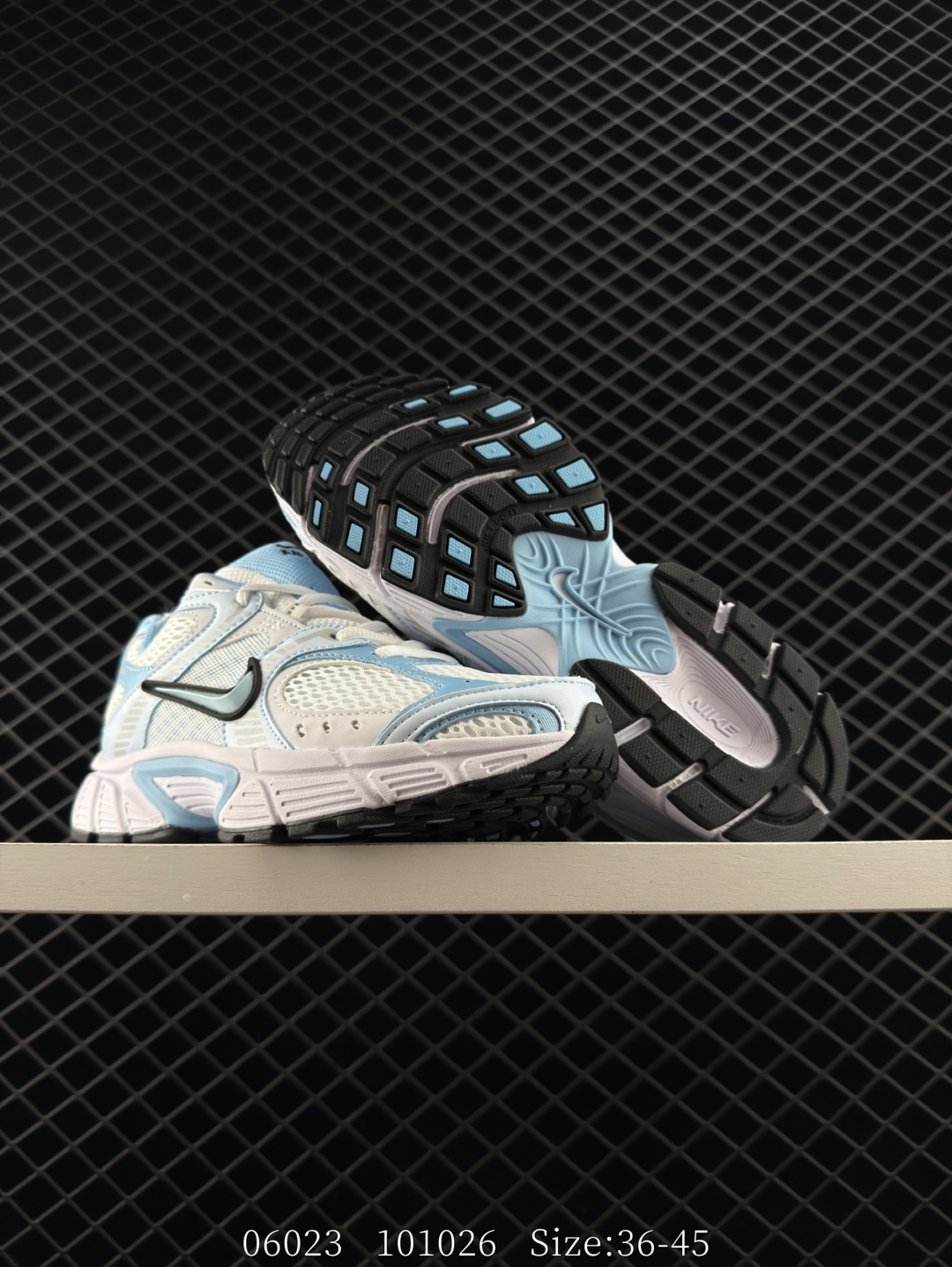 💰230
耐克NIKE V5 RNR 舒适百搭防滑耐磨低帮跑步鞋 舒适有型适合日常穿着 该鞋款延续千禧年经典设计搭载泡绵中底 厚实而轻盈匠心细节巧搭立体耐克勾标志焕新演绎复古跑鞋 鞋款从千禧年美学汲取灵感 混搭多种材质突显层次感立体感和传统跑步风范
货号：IF2330 001
尺码：36-45  
编码：101026