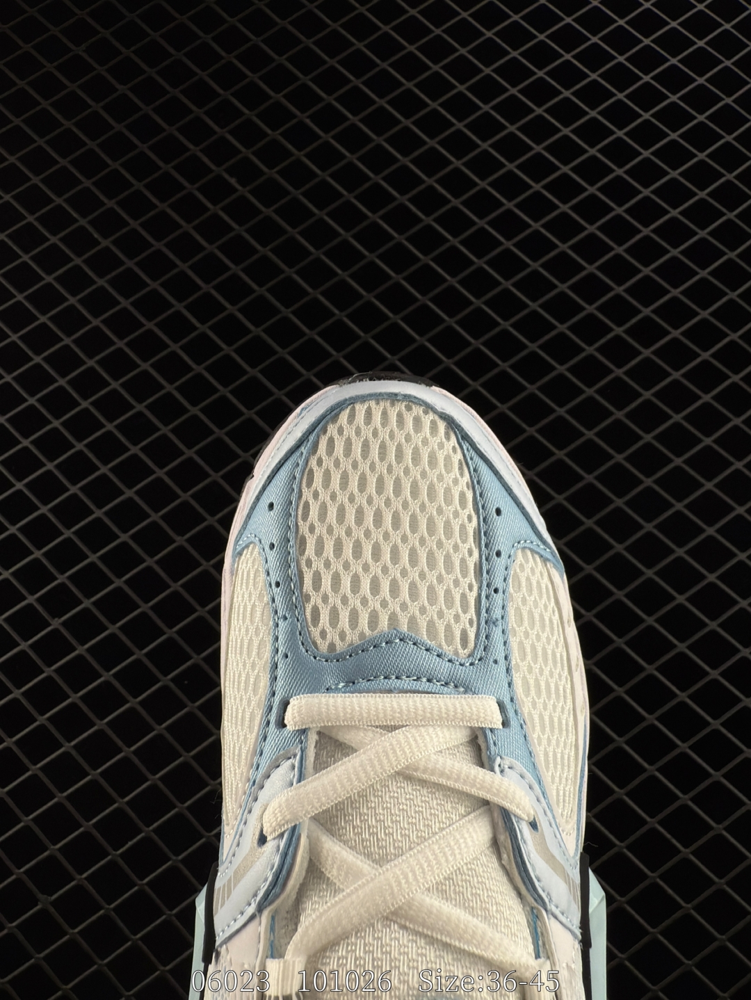 💰230
耐克NIKE V5 RNR 舒适百搭防滑耐磨低帮跑步鞋 舒适有型适合日常穿着 该鞋款延续千禧年经典设计搭载泡绵中底 厚实而轻盈匠心细节巧搭立体耐克勾标志焕新演绎复古跑鞋 鞋款从千禧年美学汲取灵感 混搭多种材质突显层次感立体感和传统跑步风范
货号：IF2330 001
尺码：36-45  
编码：101026