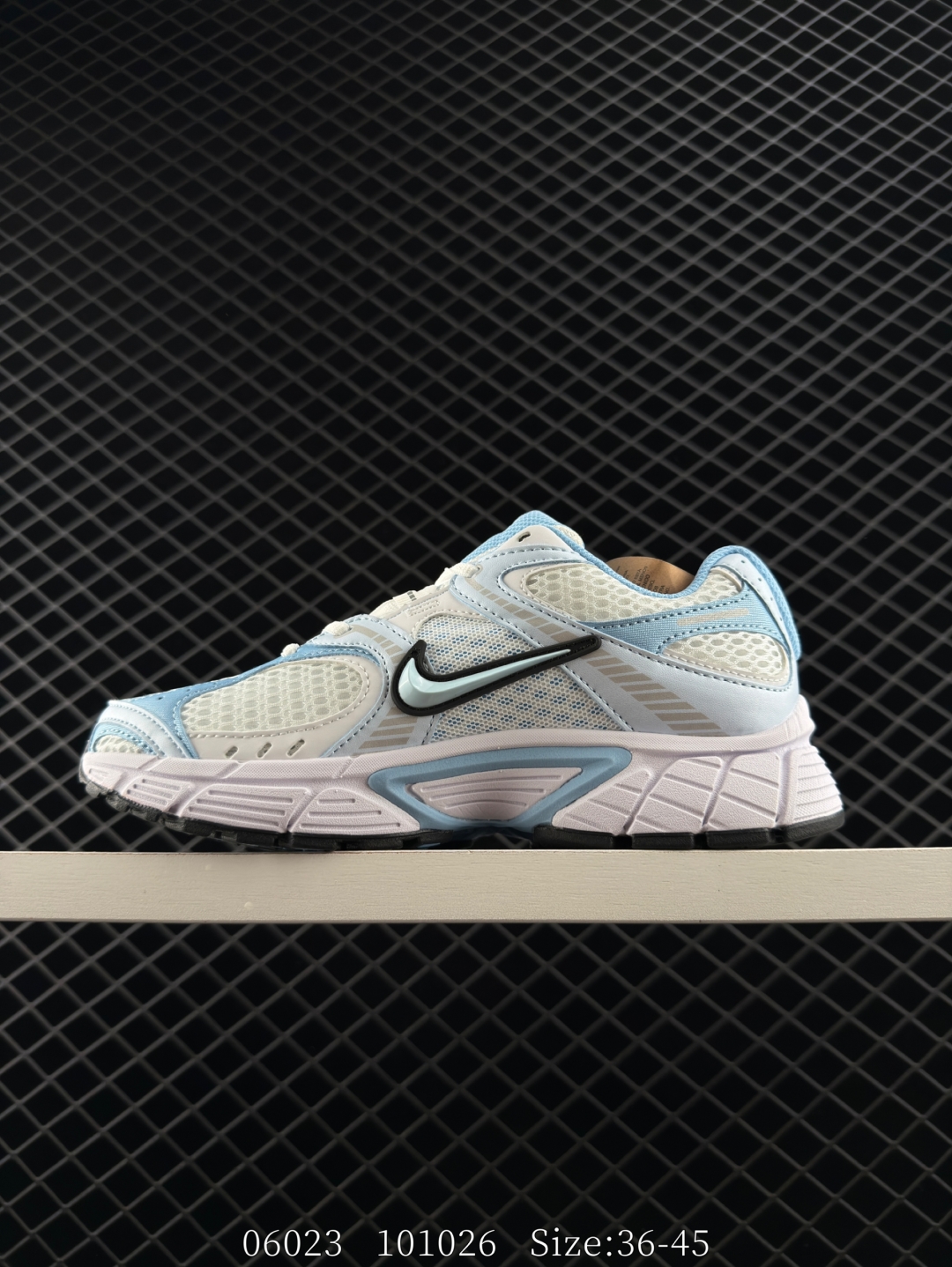 💰230
耐克NIKE V5 RNR 舒适百搭防滑耐磨低帮跑步鞋 舒适有型适合日常穿着 该鞋款延续千禧年经典设计搭载泡绵中底 厚实而轻盈匠心细节巧搭立体耐克勾标志焕新演绎复古跑鞋 鞋款从千禧年美学汲取灵感 混搭多种材质突显层次感立体感和传统跑步风范
货号：IF2330 001
尺码：36-45  
编码：101026